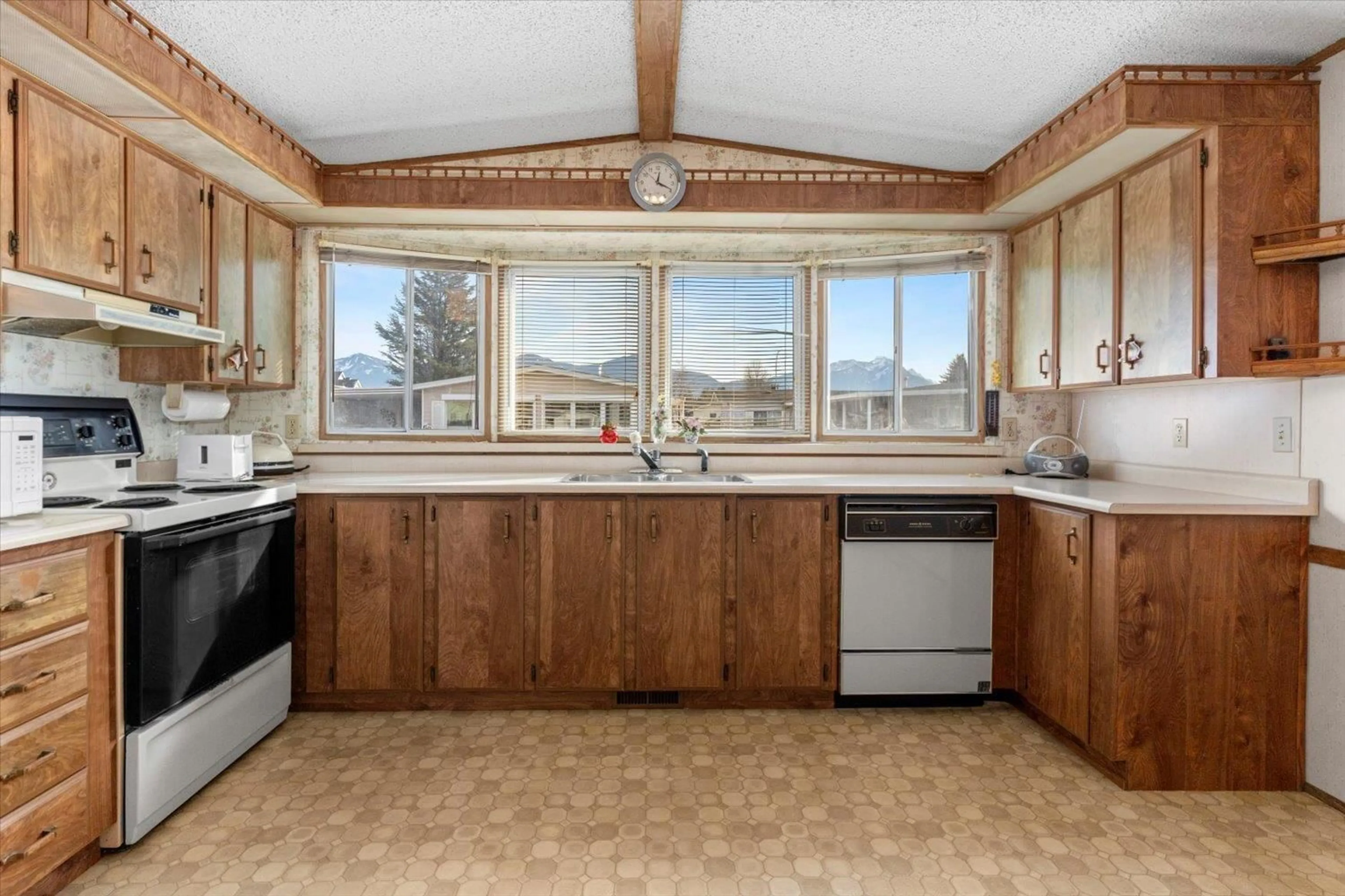 Standard kitchen, ceramic/tile floor for 81 9055 ASHWELL ROAD|Chilliwack Proper W, Chilliwack British Columbia V2P7S6