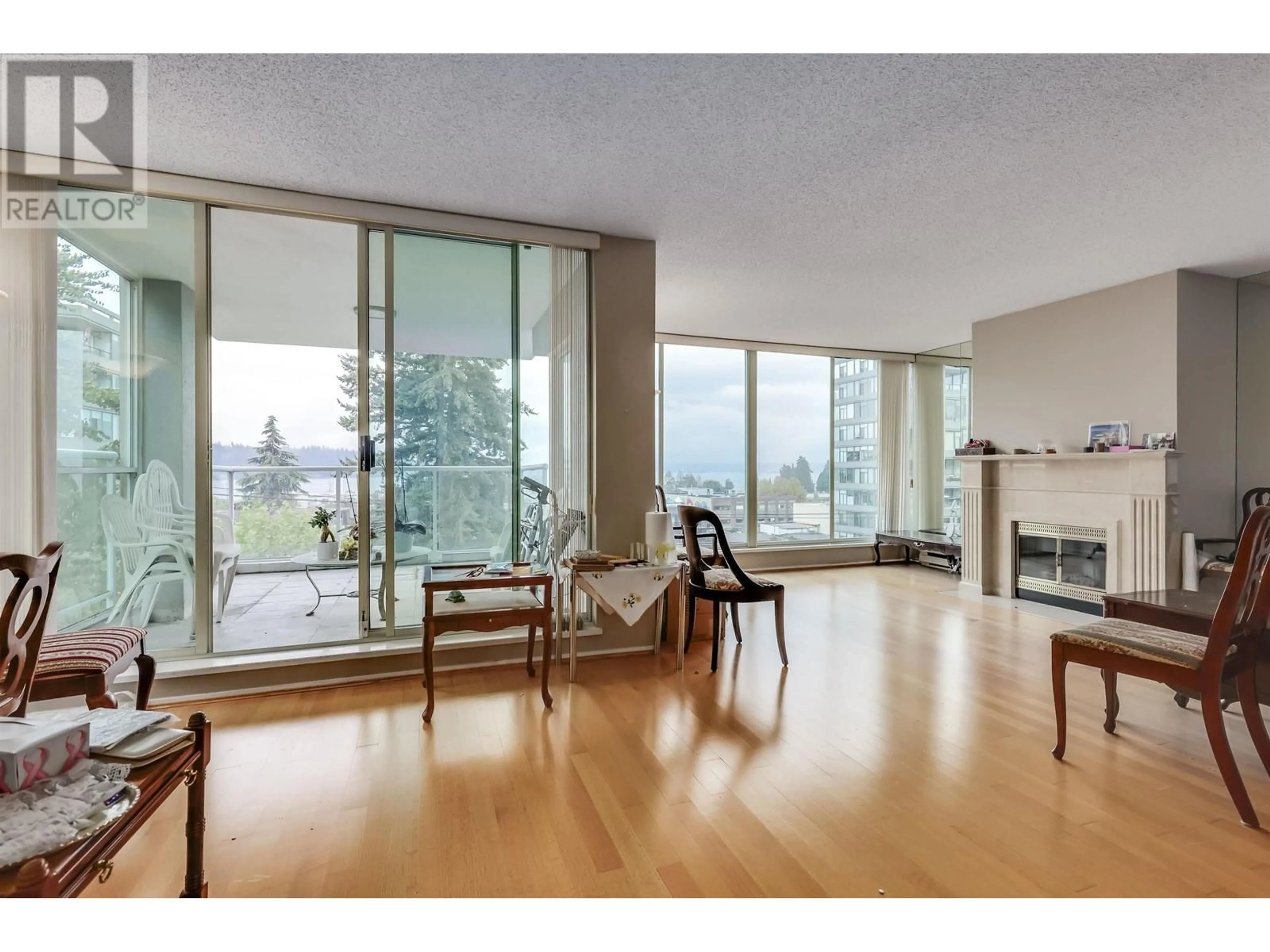 Living room with furniture, wood/laminate floor for 501 1455 DUCHESS AVENUE, West Vancouver British Columbia V7T1H7