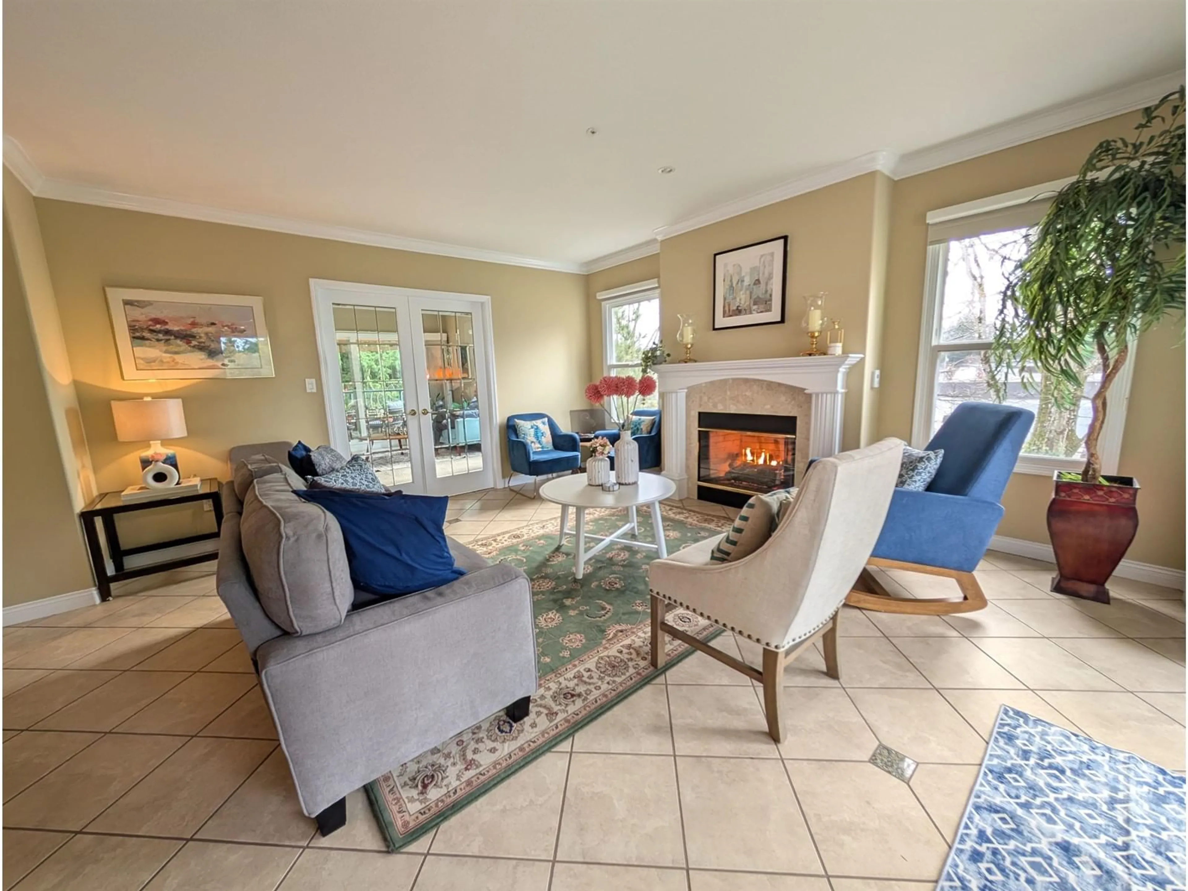 Living room with furniture, ceramic/tile floor for 501 1725 128 STREET, Surrey British Columbia V4A3V2