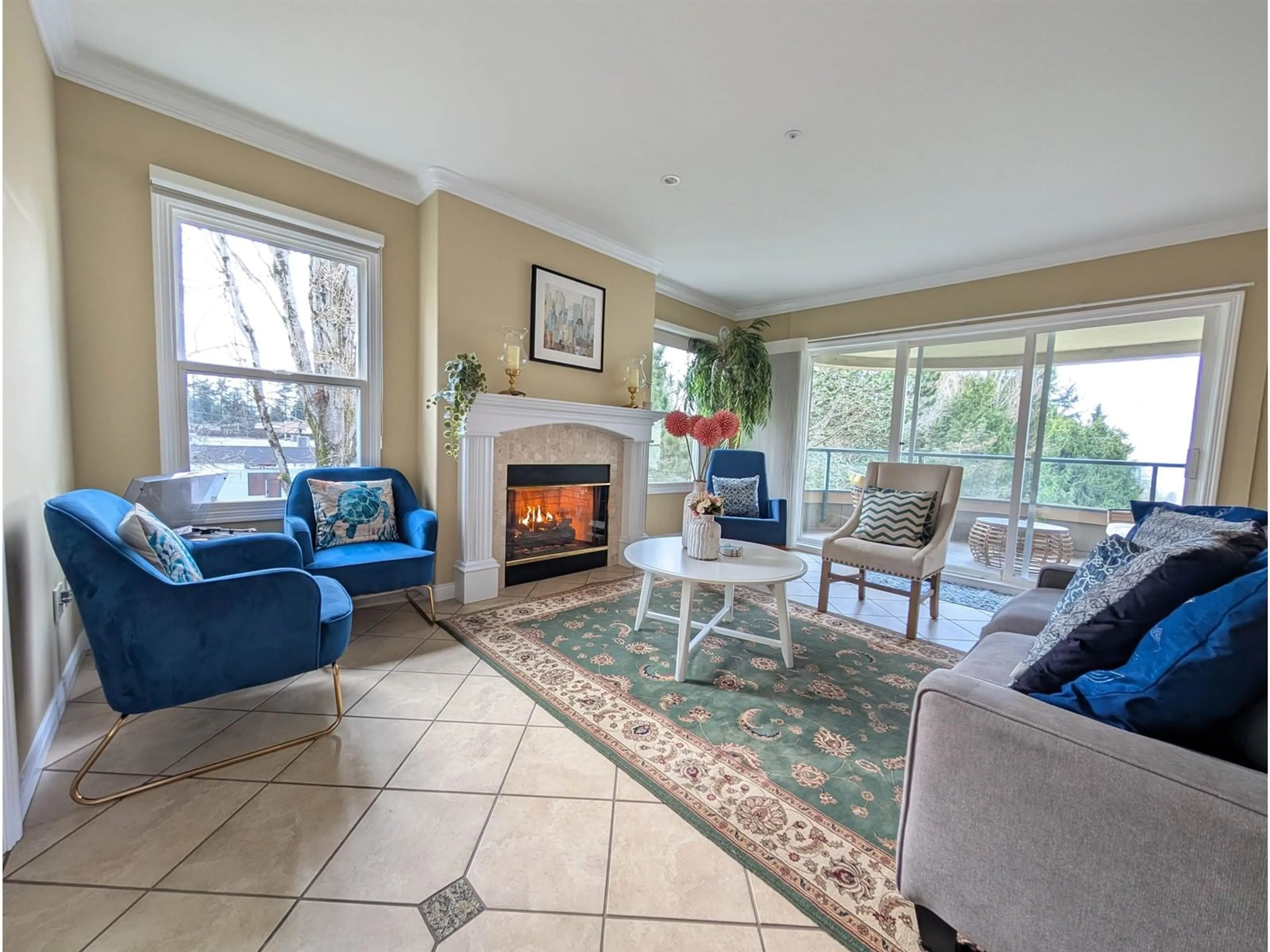 Living room with furniture, ceramic/tile floor for 501 1725 128 STREET, Surrey British Columbia V4A3V2