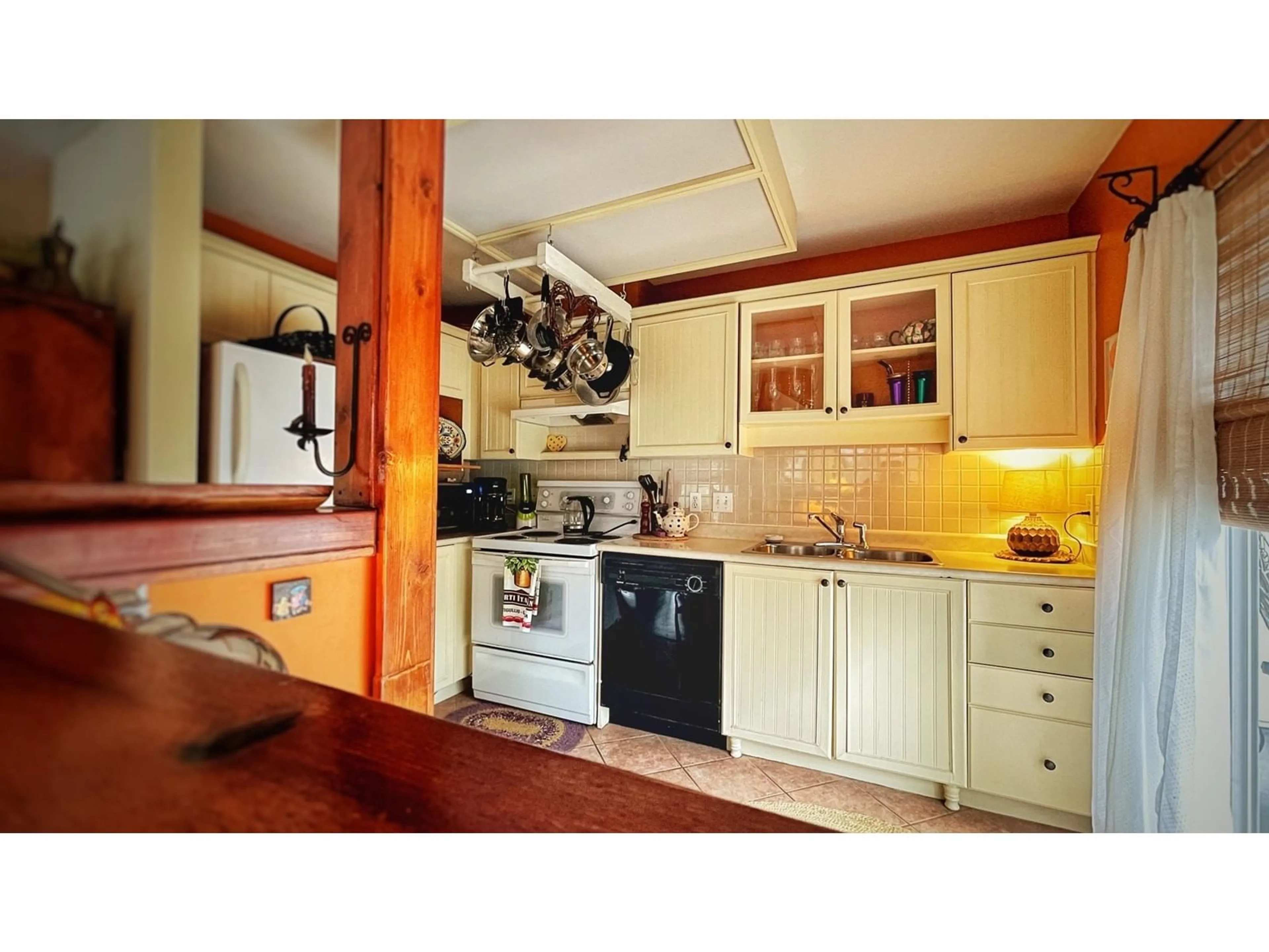 Standard kitchen, unknown for 301 33669 2ND AVENUE, Mission British Columbia V2V8Z4