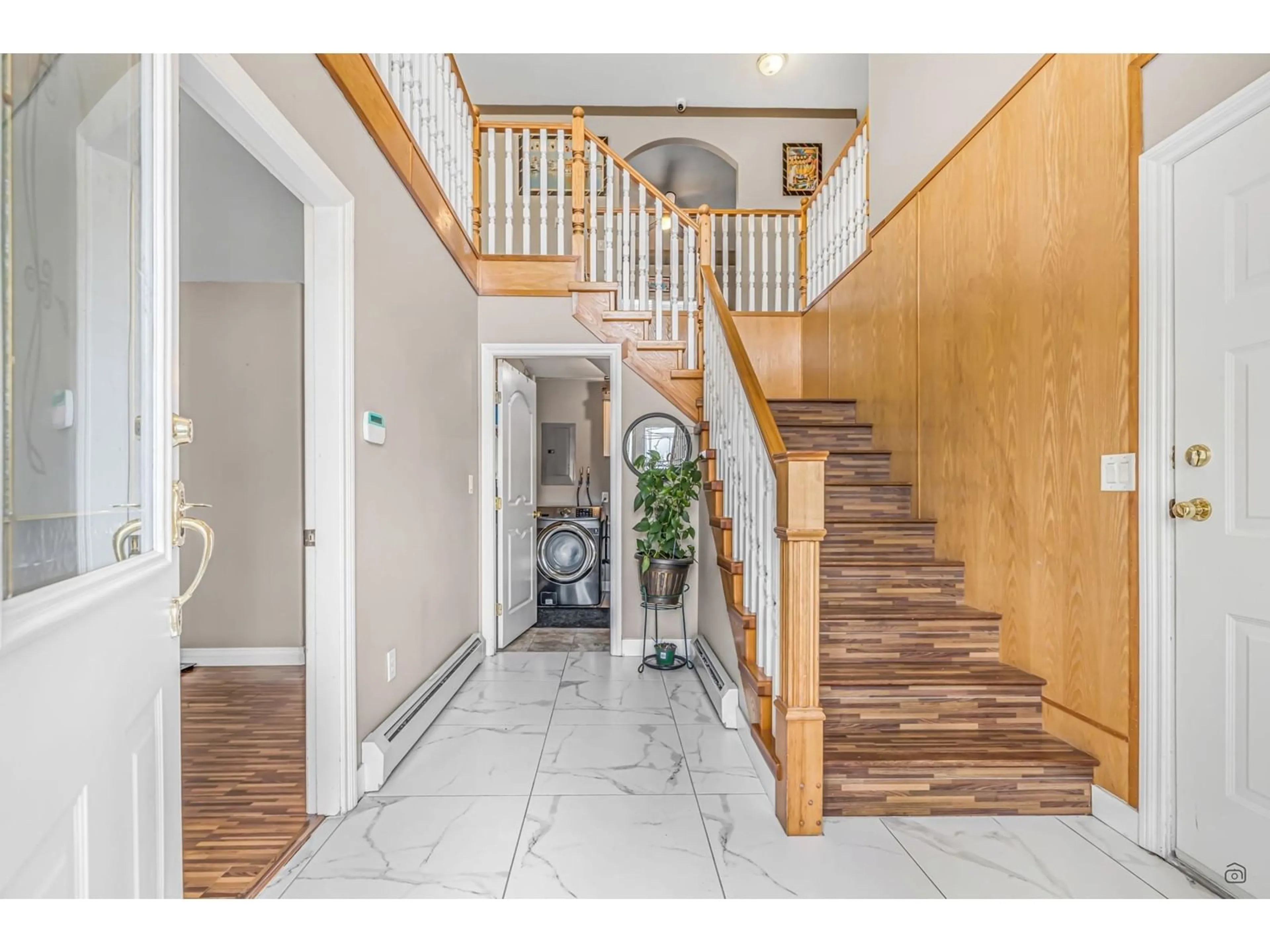 Indoor foyer for 3527 WAGNER DRIVE, Abbotsford British Columbia V2T6V3