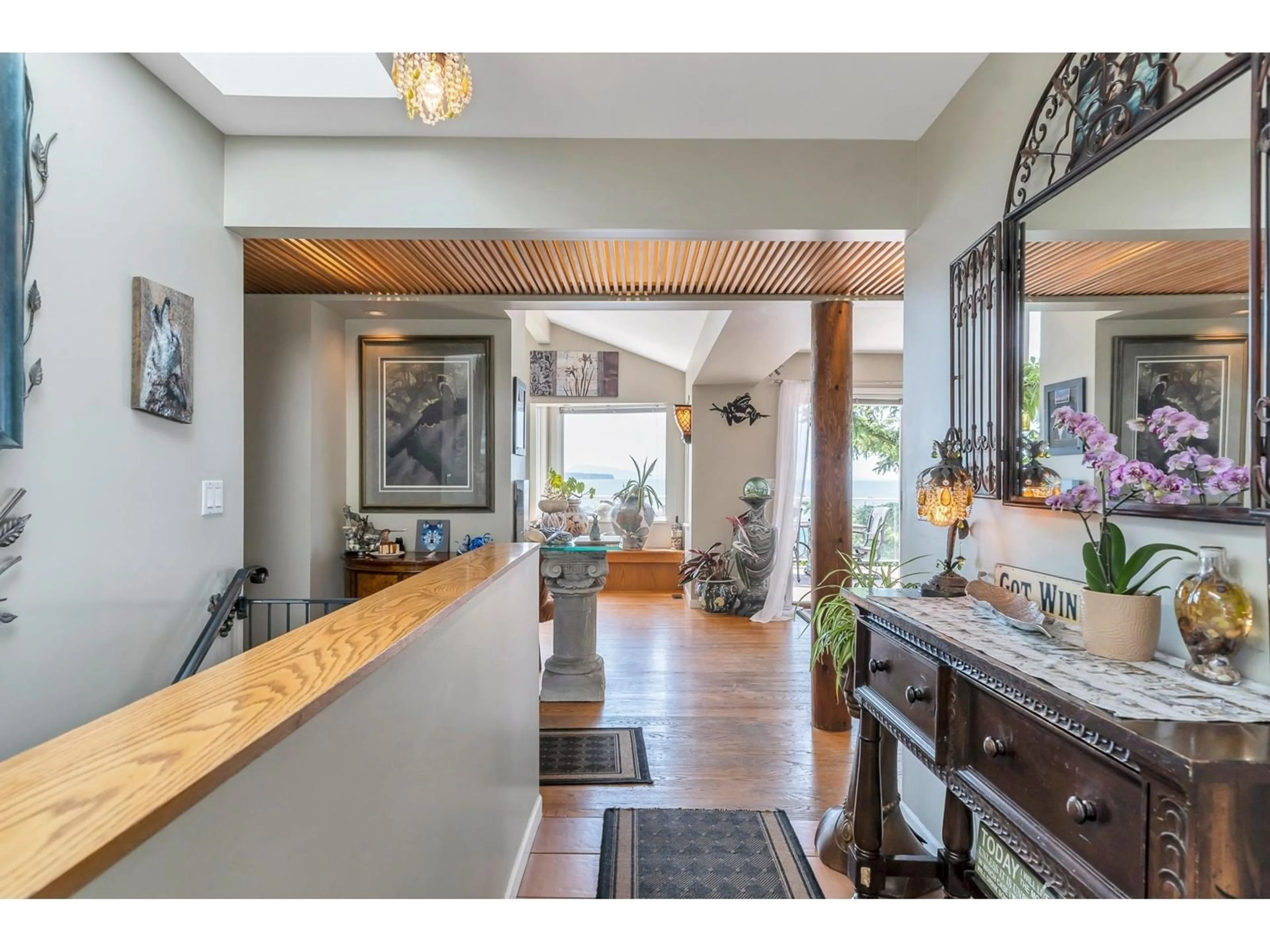 Indoor entryway for 14810 PROSPECT AVENUE, Surrey British Columbia V4B2B1