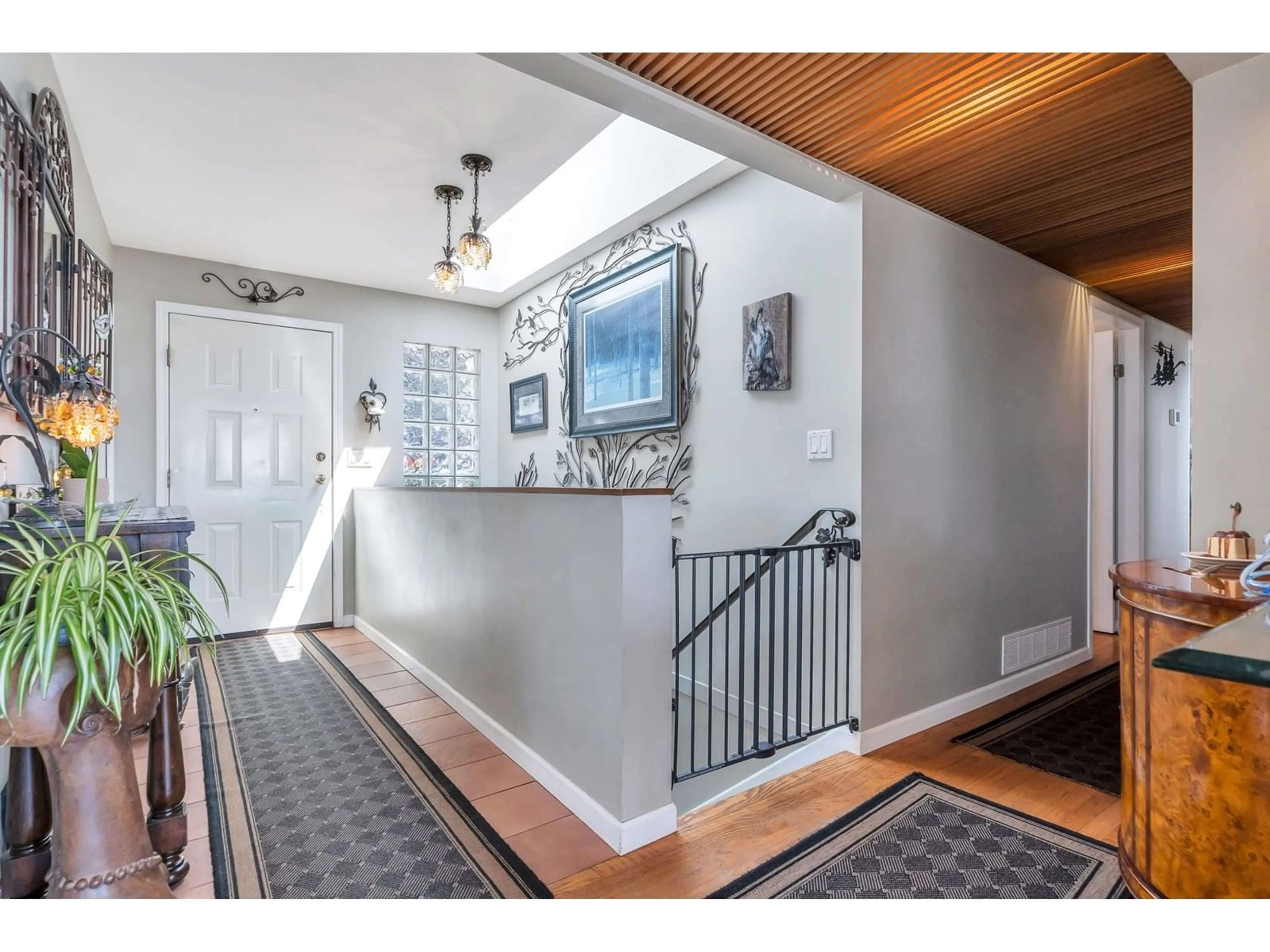 Indoor entryway for 14810 PROSPECT AVENUE, Surrey British Columbia V4B2B1