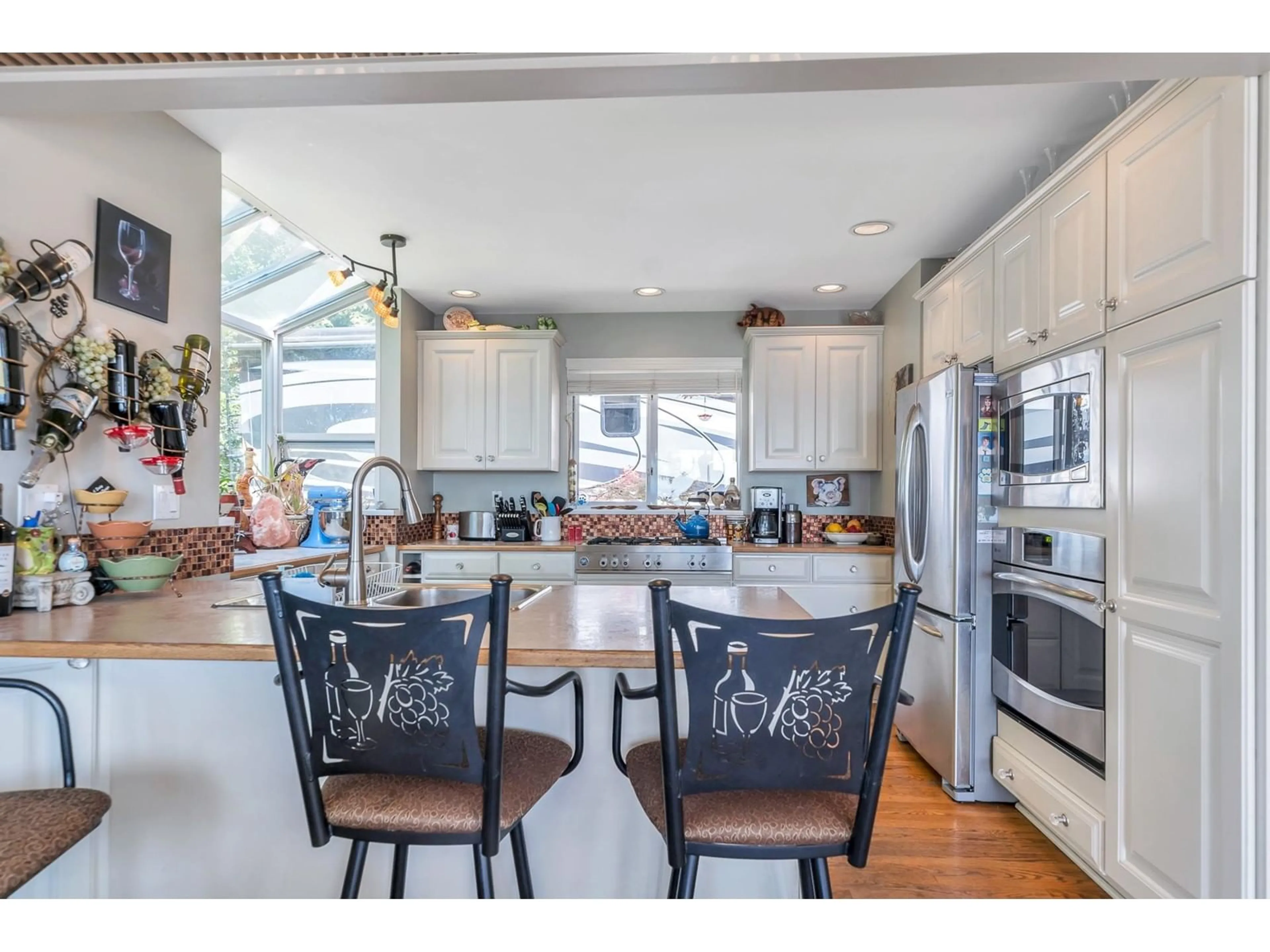 Open concept kitchen, unknown for 14810 PROSPECT AVENUE, Surrey British Columbia V4B2B1