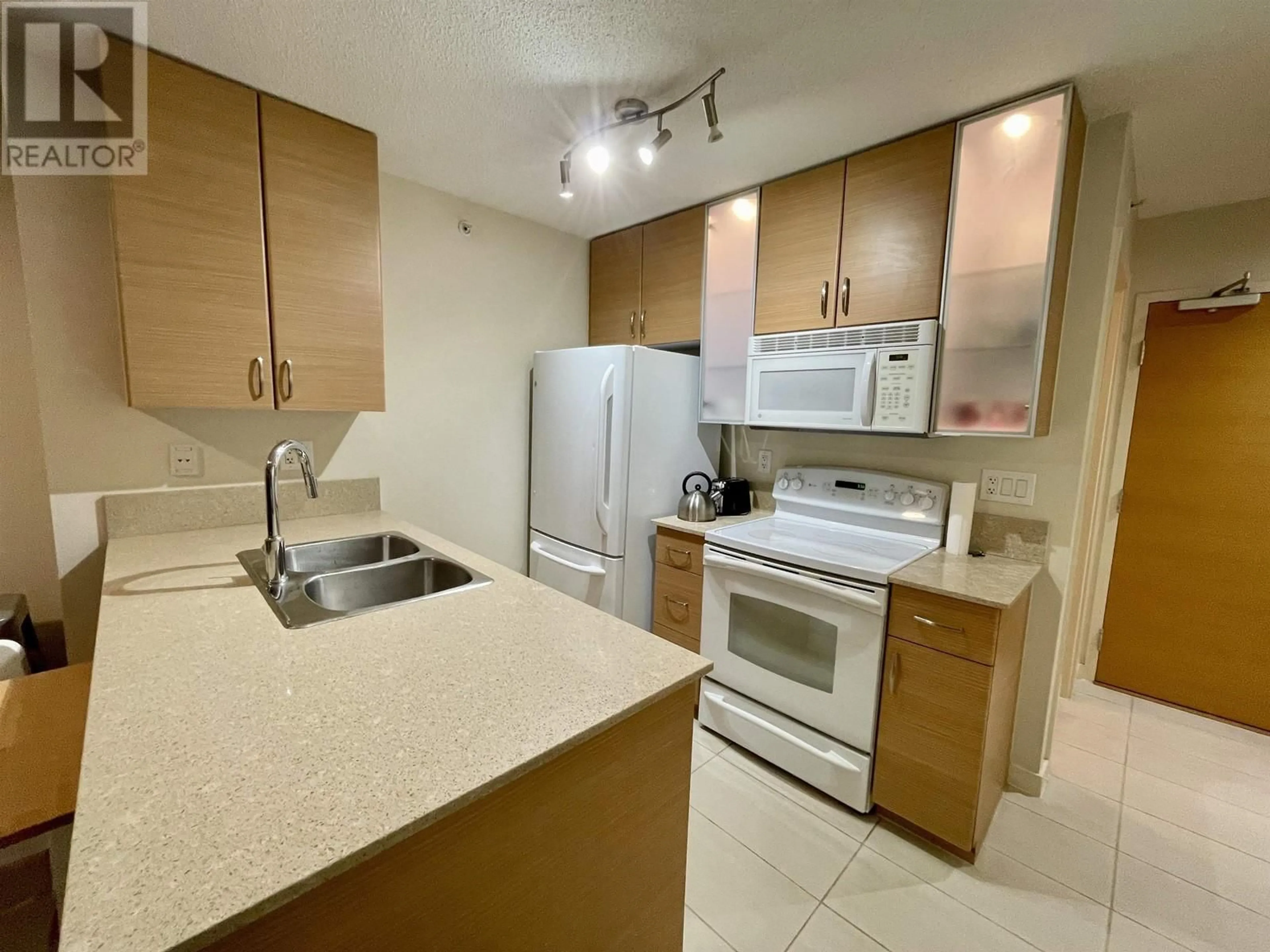 Standard kitchen, unknown for 301 909 MAINLAND STREET, Vancouver British Columbia V6B1S3