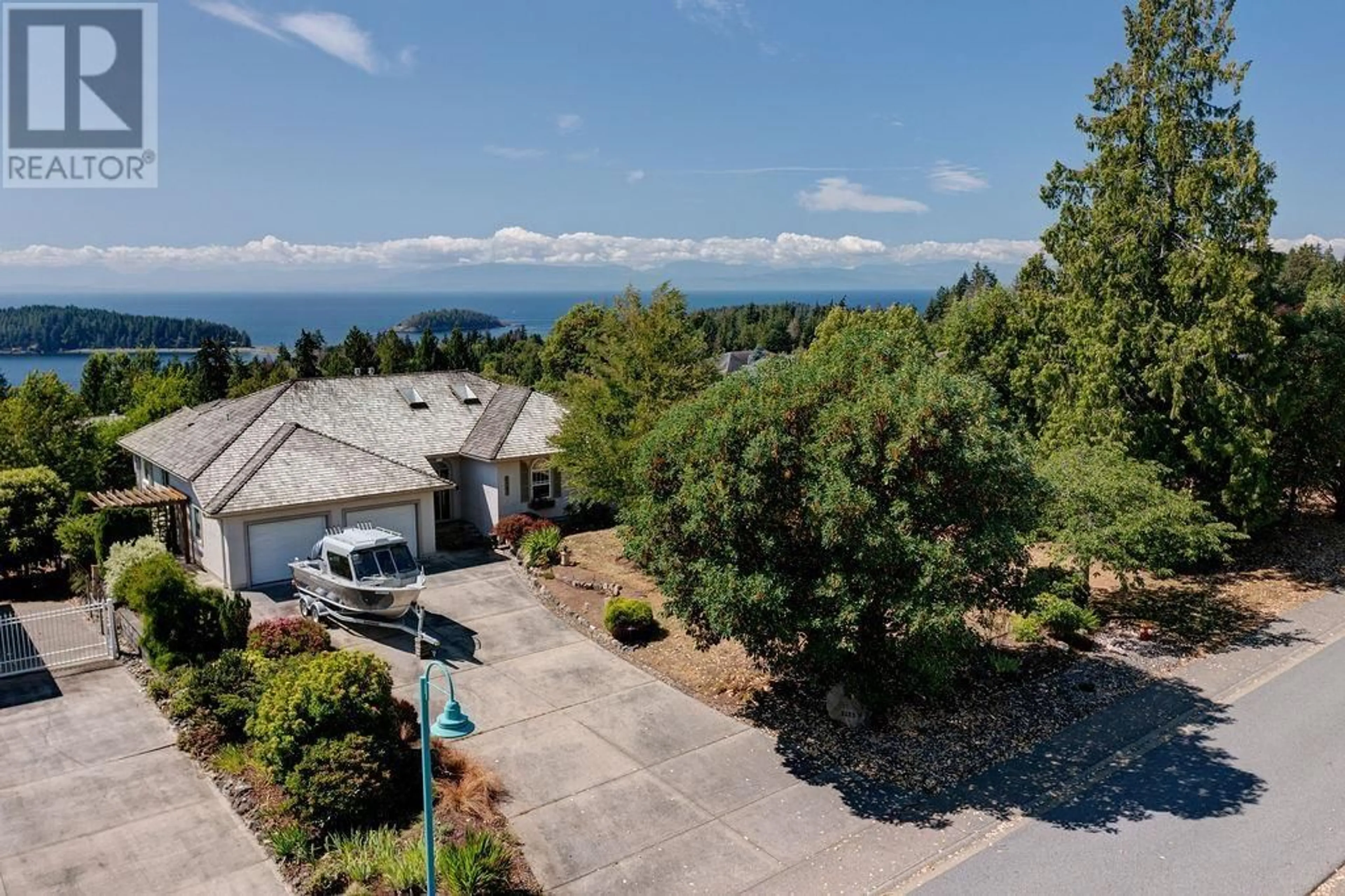 A pic from outside/outdoor area/front of a property/back of a property/a pic from drone, mountain view for 6183 ORACLE ROAD, Sechelt British Columbia V7Z0N7