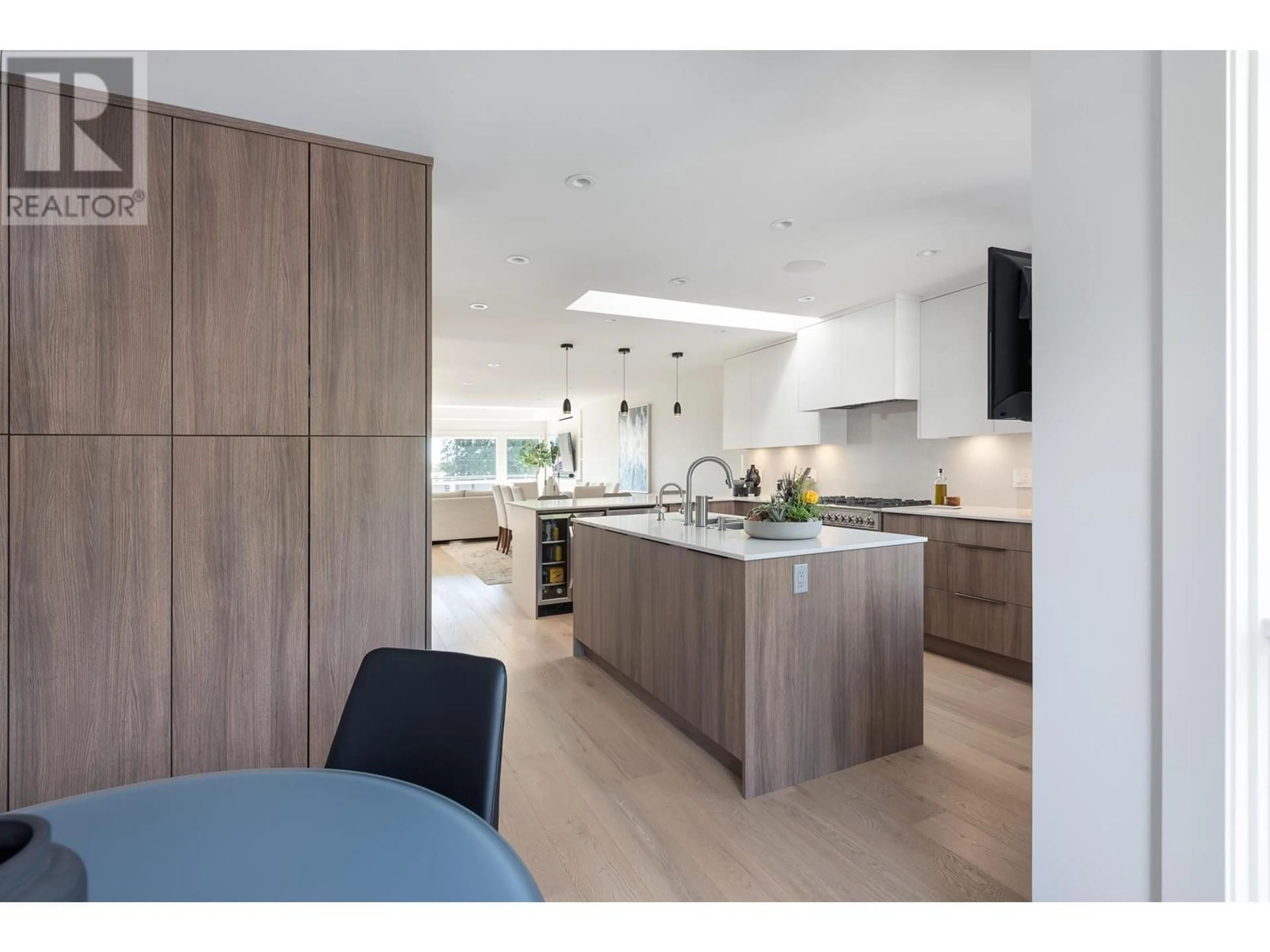 Contemporary kitchen, unknown for 2526 MARINE DRIVE, West Vancouver British Columbia V7V1L4