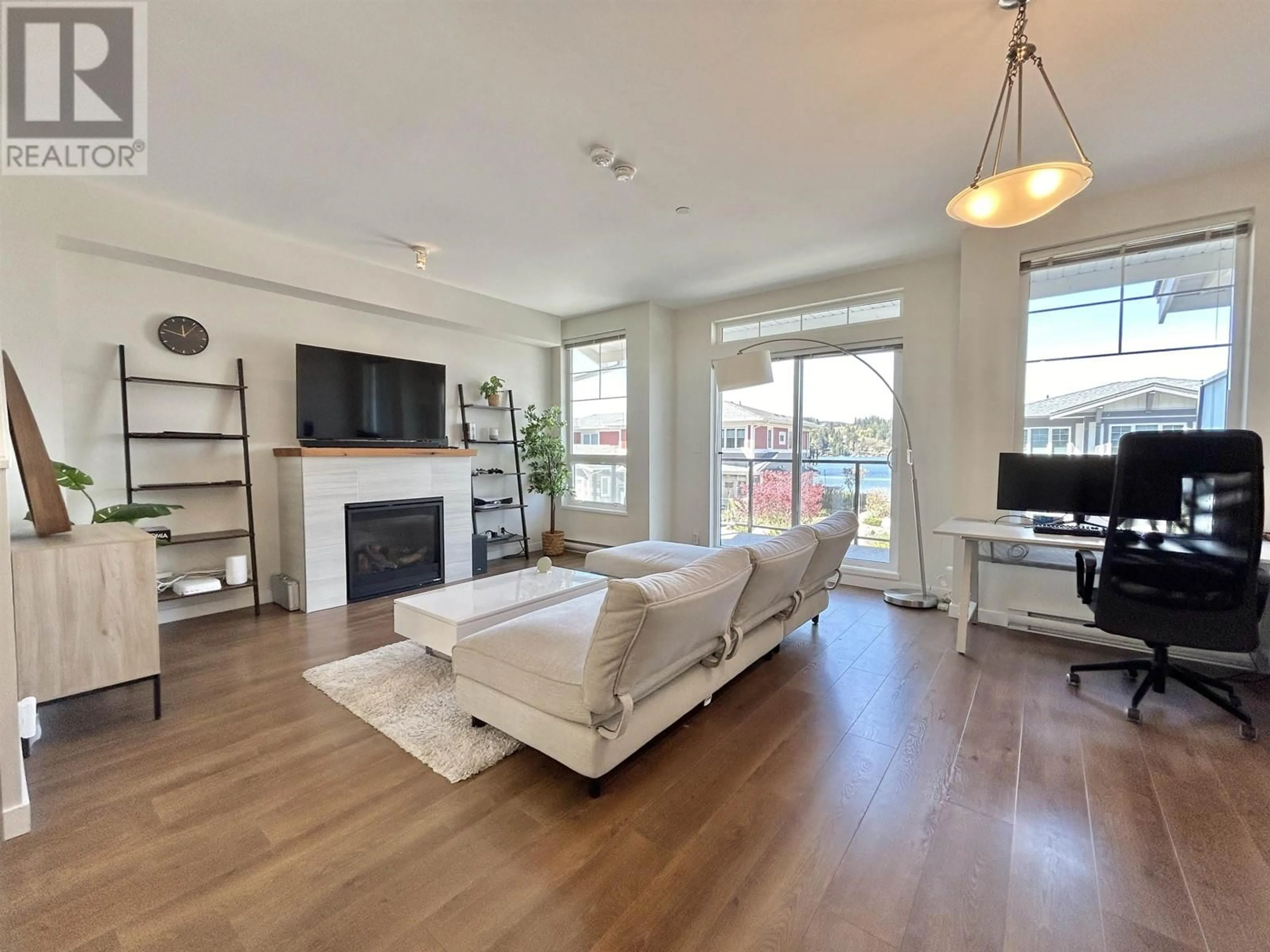 Living room with furniture, unknown for 5954 BEACHGATE LANE, Sechelt British Columbia V7Z0S2