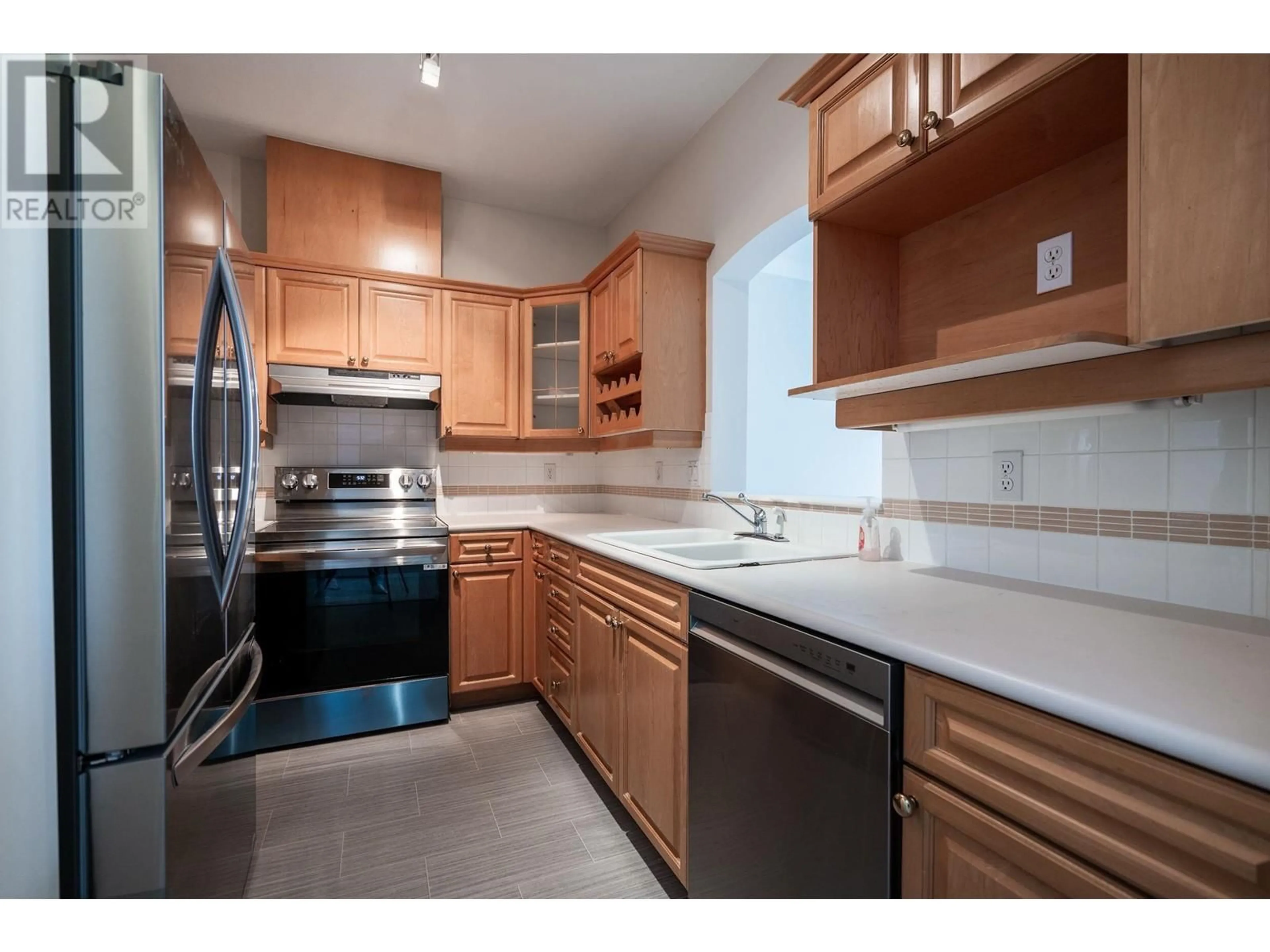 Standard kitchen, unknown for 426 3098 GUILDFORD WAY, Coquitlam British Columbia V3B7W8