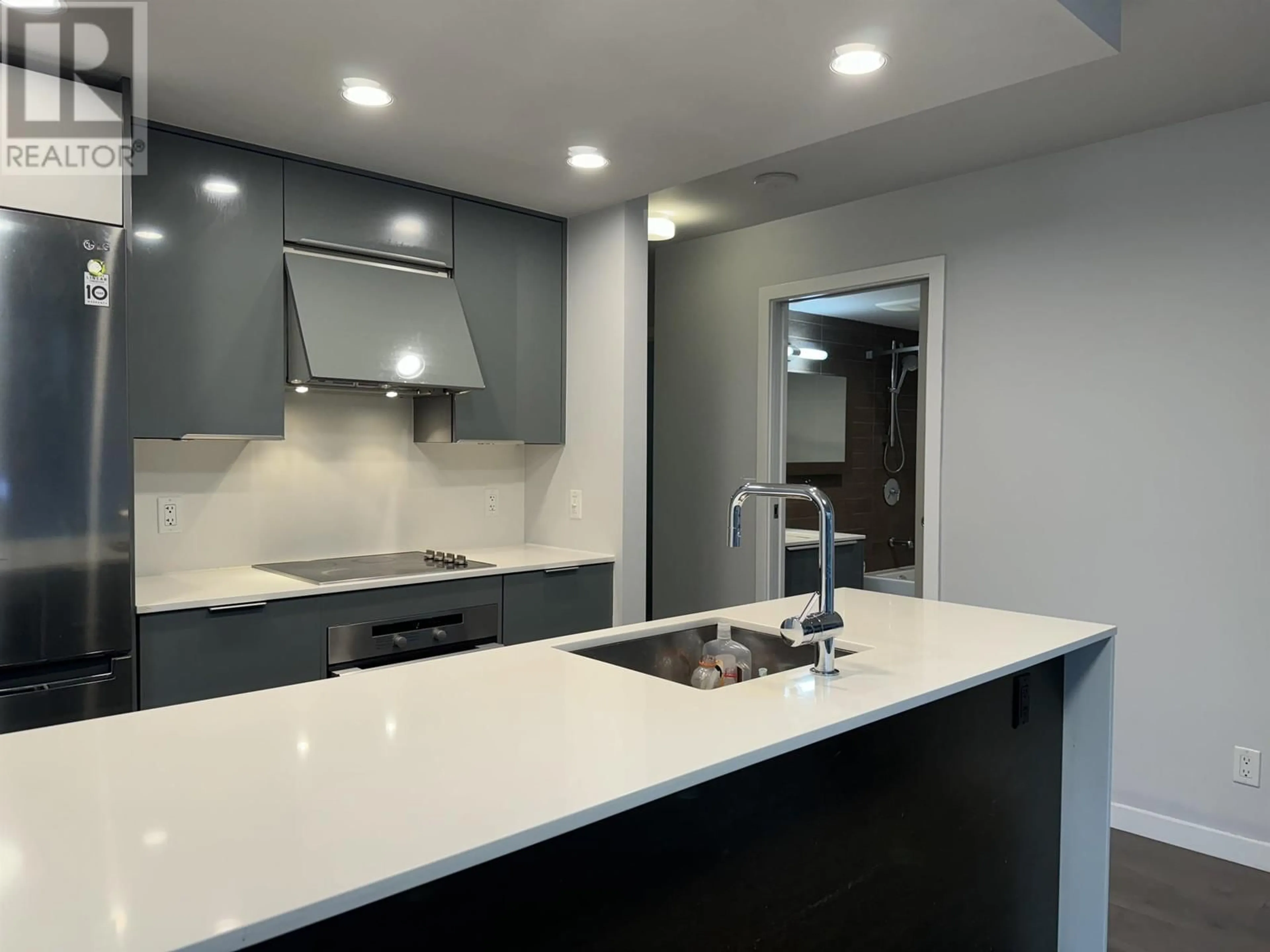 Open concept kitchen, ceramic/tile floor for 1009 - 161 GEORGIA STREET, Vancouver British Columbia V6B0K9
