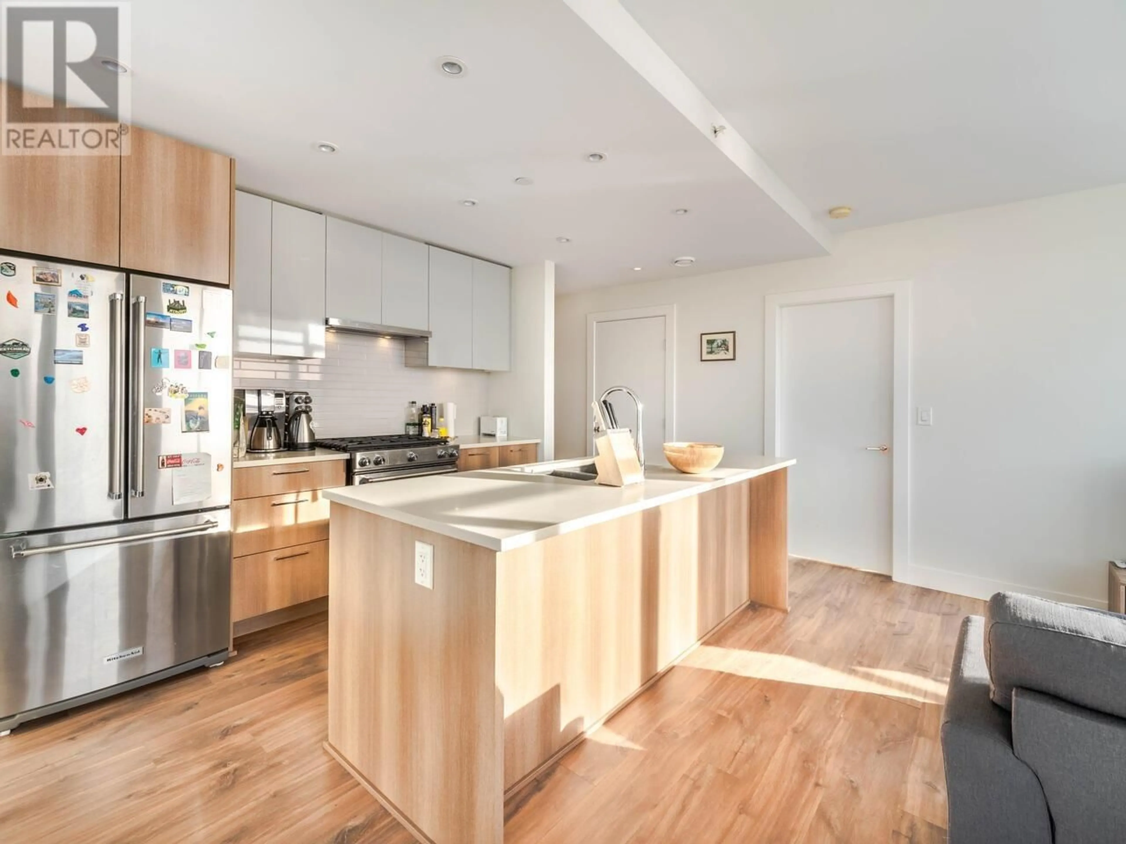 Contemporary kitchen, wood/laminate floor for 2102 258 NELSON'S COURT, New Westminster British Columbia V3L0J9