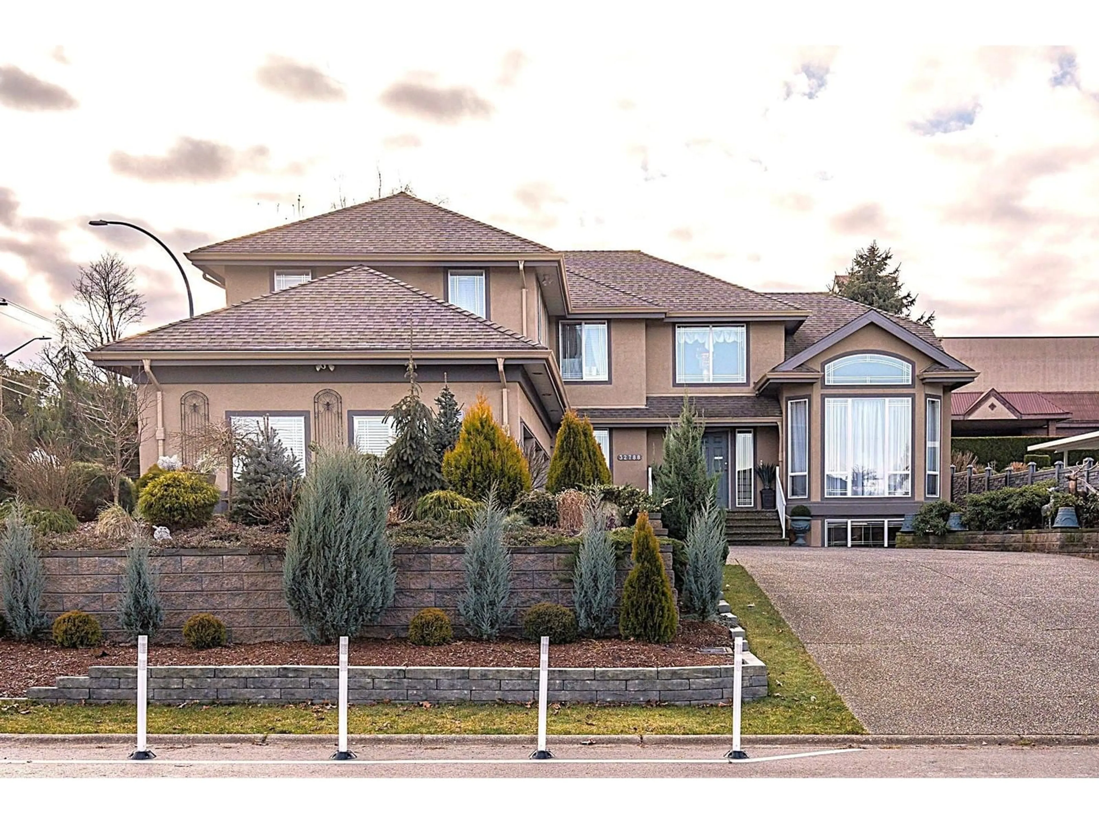 Home with vinyl exterior material, street for 32788 CHILCOTIN DRIVE, Abbotsford British Columbia V2T5S5