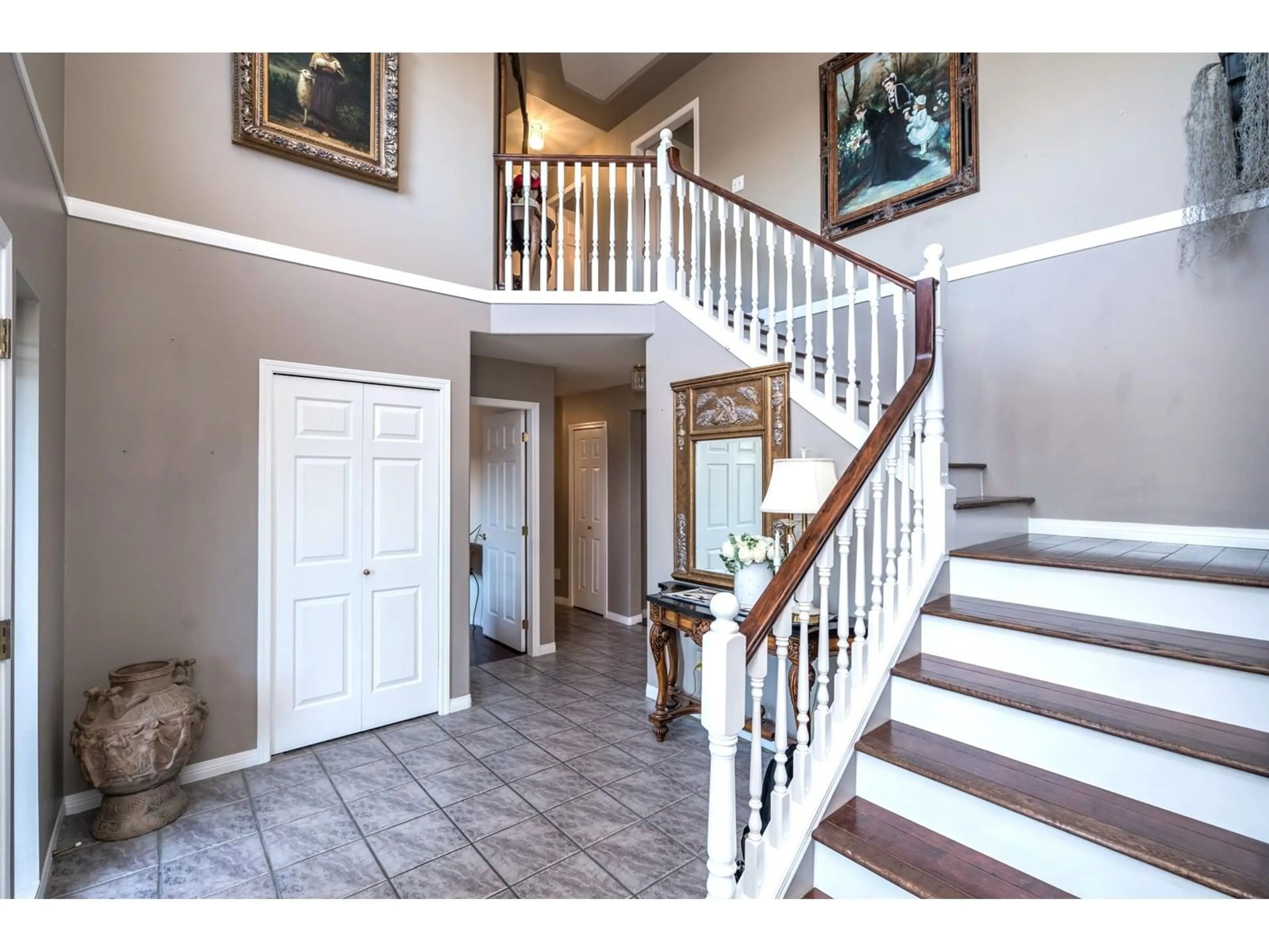 Indoor foyer for 32788 CHILCOTIN DRIVE, Abbotsford British Columbia V2T5S5