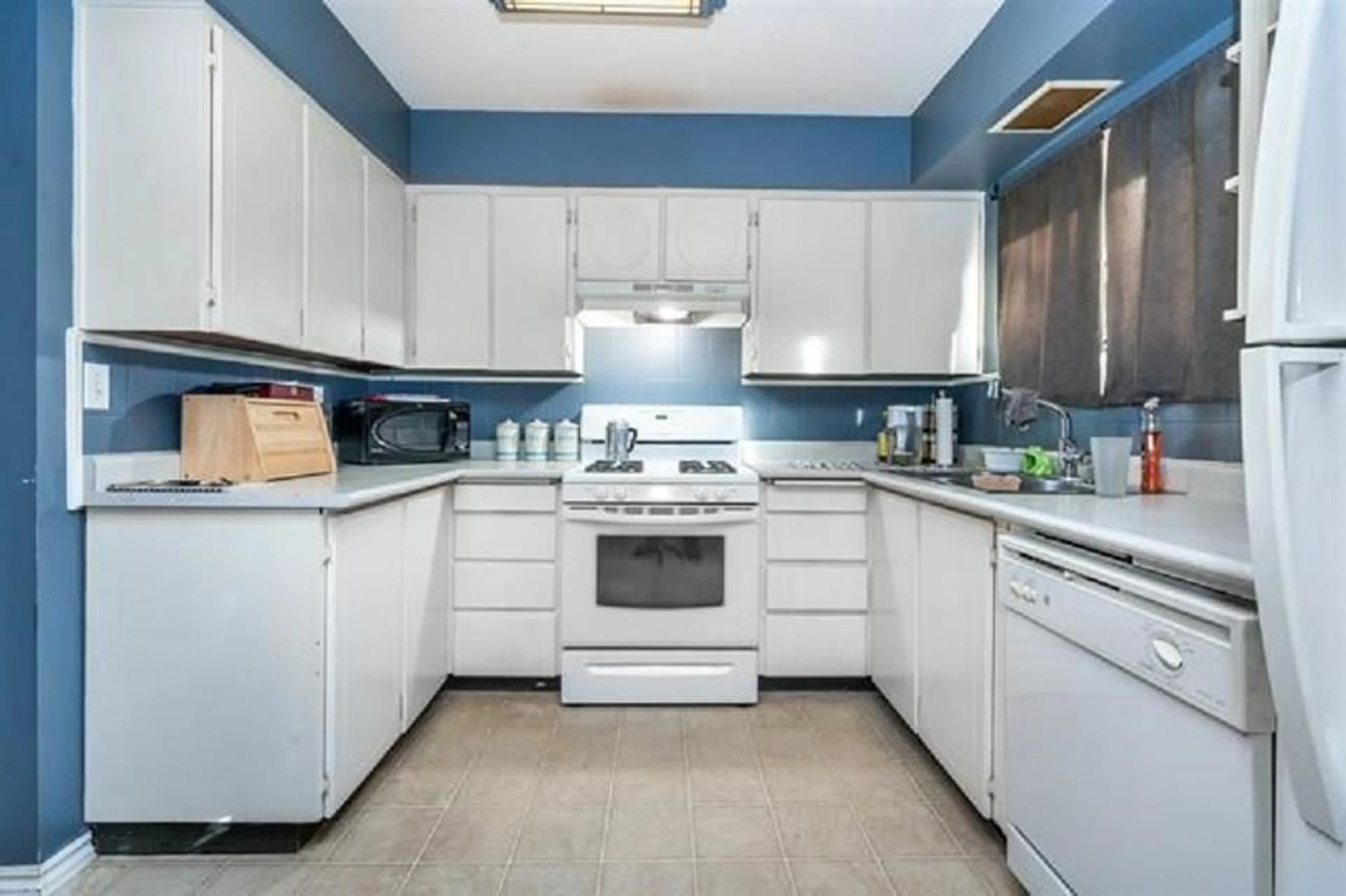 Standard kitchen, ceramic/tile floor for 15032 RAVEN PLACE, Surrey British Columbia V3R4T2