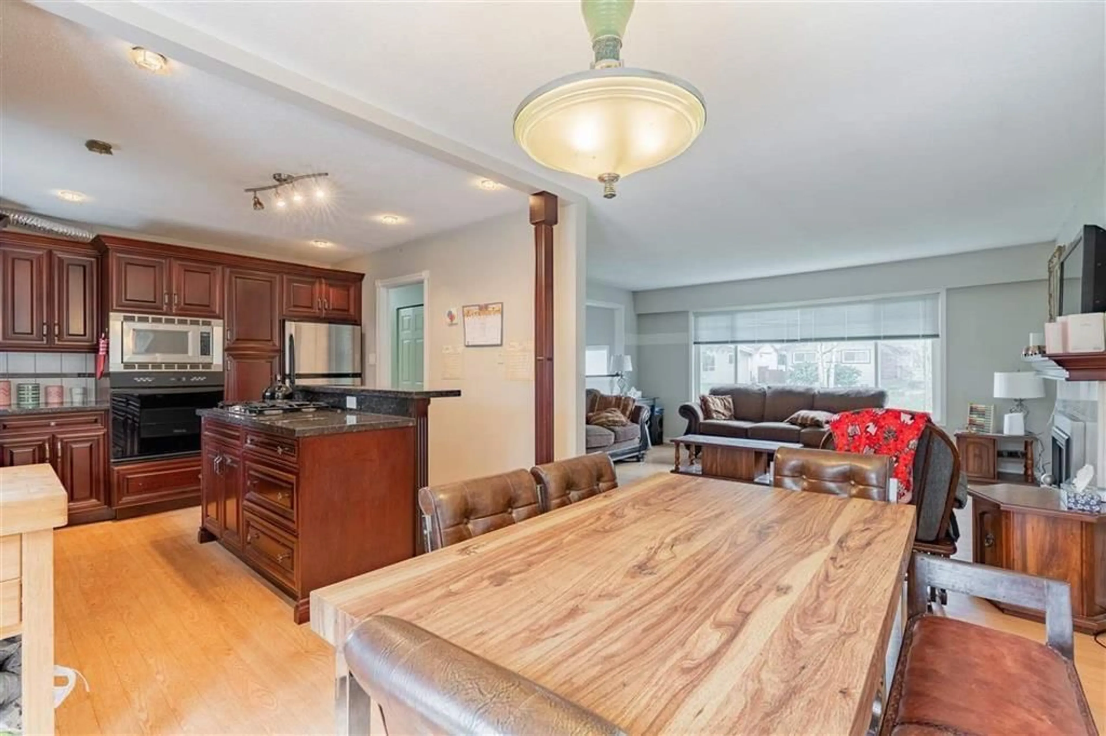 Open concept kitchen, unknown for 2177 GUILFORD DRIVE, Abbotsford British Columbia V2S4Z3