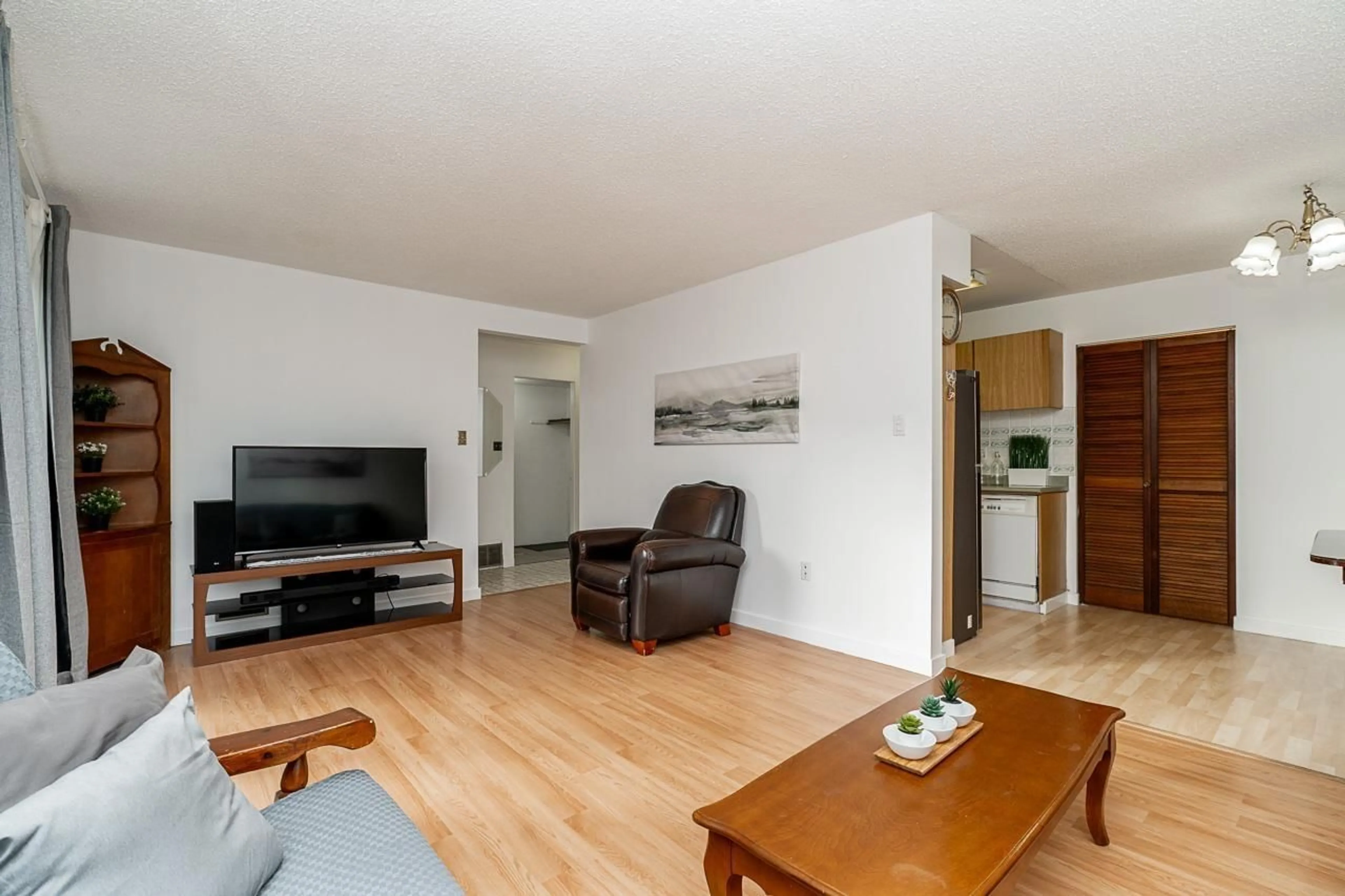 Living room with furniture, wood/laminate floor for 113 14153 104 AVENUE, Surrey British Columbia V3T1X6