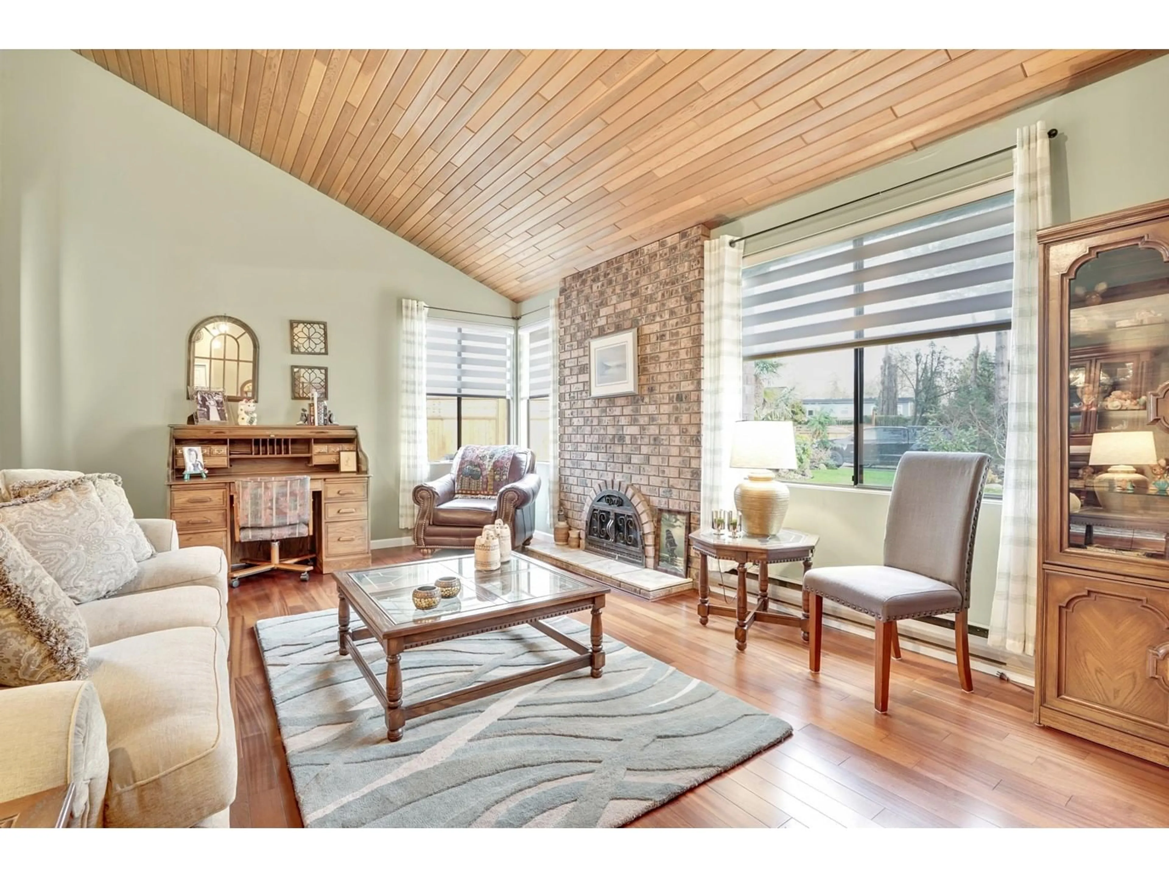 Living room with furniture, wood/laminate floor for 8913 JEDBURGH PLACE, Surrey British Columbia V3V6S1