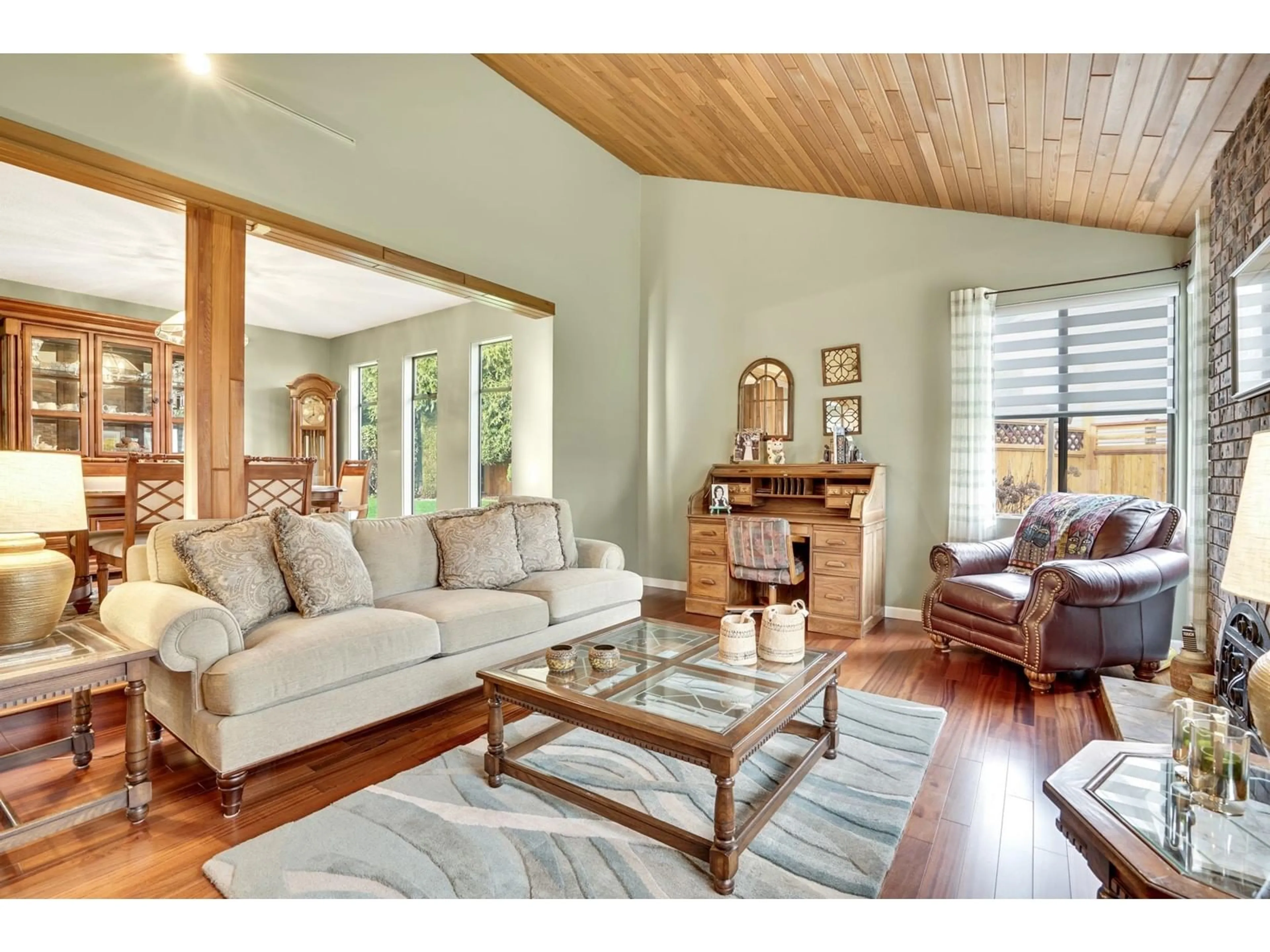 Living room with furniture, wood/laminate floor for 8913 JEDBURGH PLACE, Surrey British Columbia V3V6S1