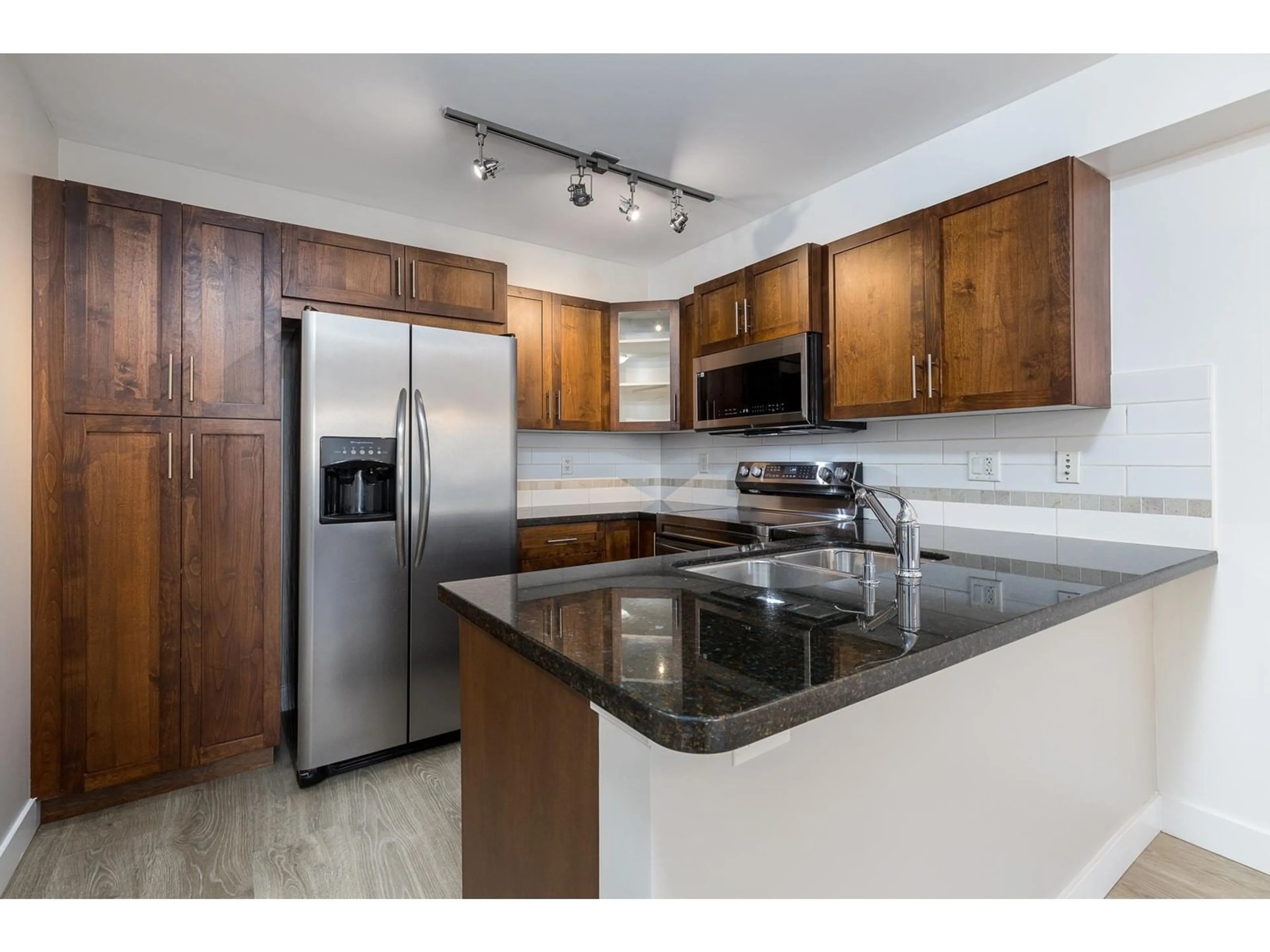 Standard kitchen, unknown for 181 - 20180 FRASER, Langley British Columbia V3A0B4