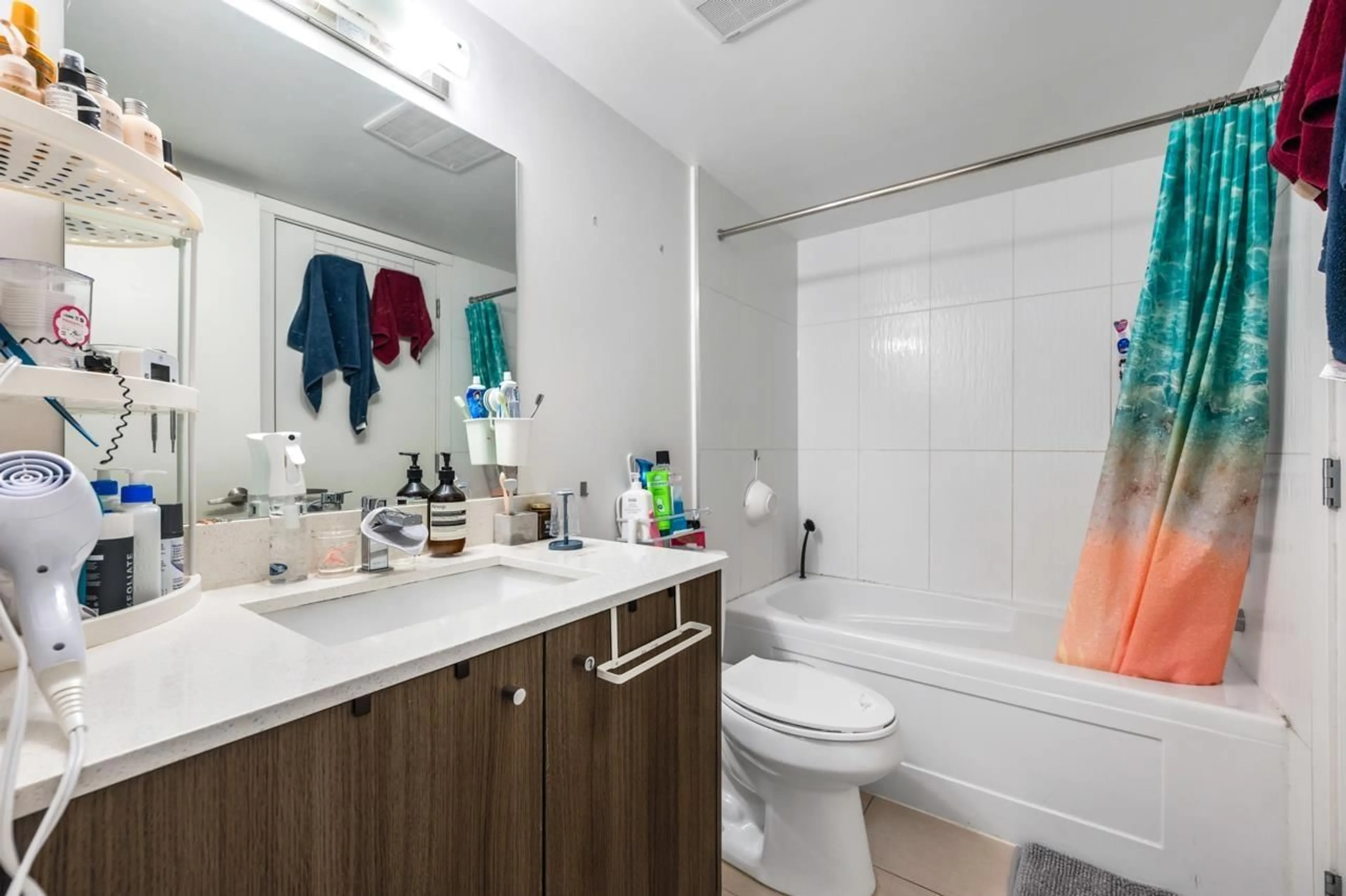 Standard bathroom, unknown for 211 - 10688 140, Surrey British Columbia V3T4N8