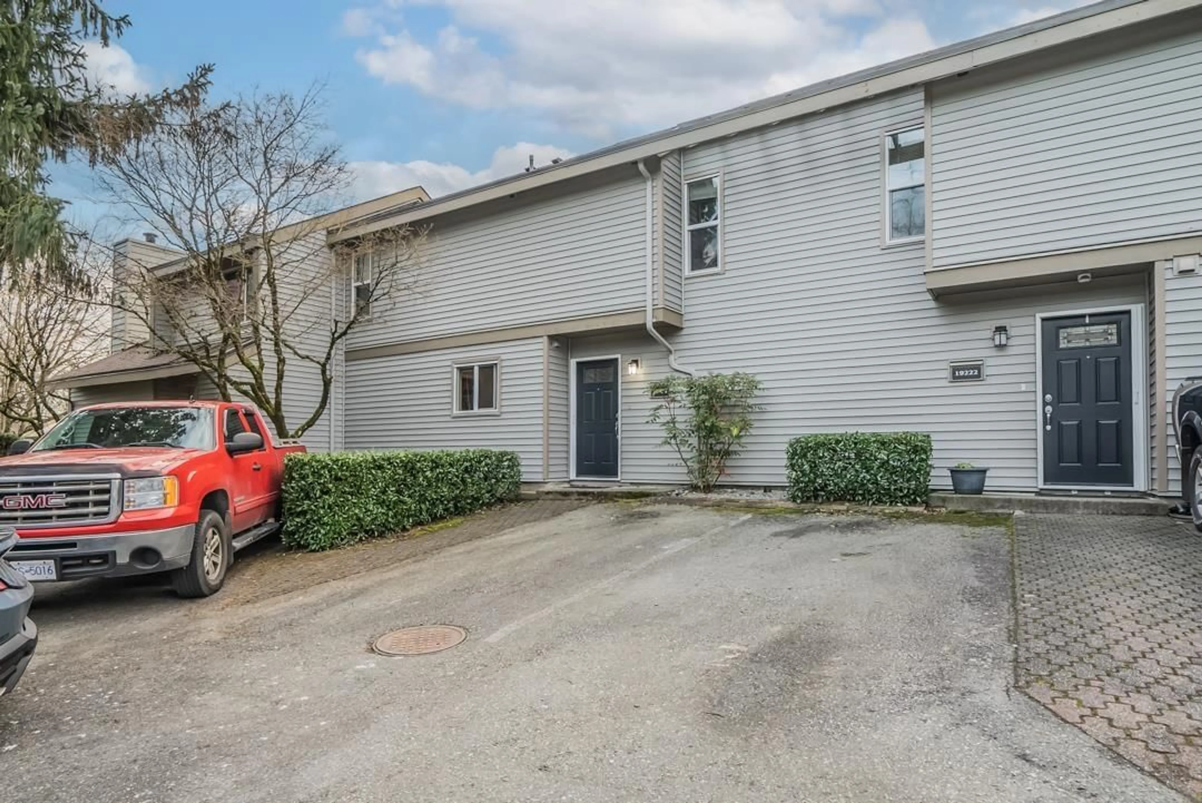 A pic from outside/outdoor area/front of a property/back of a property/a pic from drone, street for 19224 FAIRWAY DRIVE, Surrey British Columbia V3S5M8