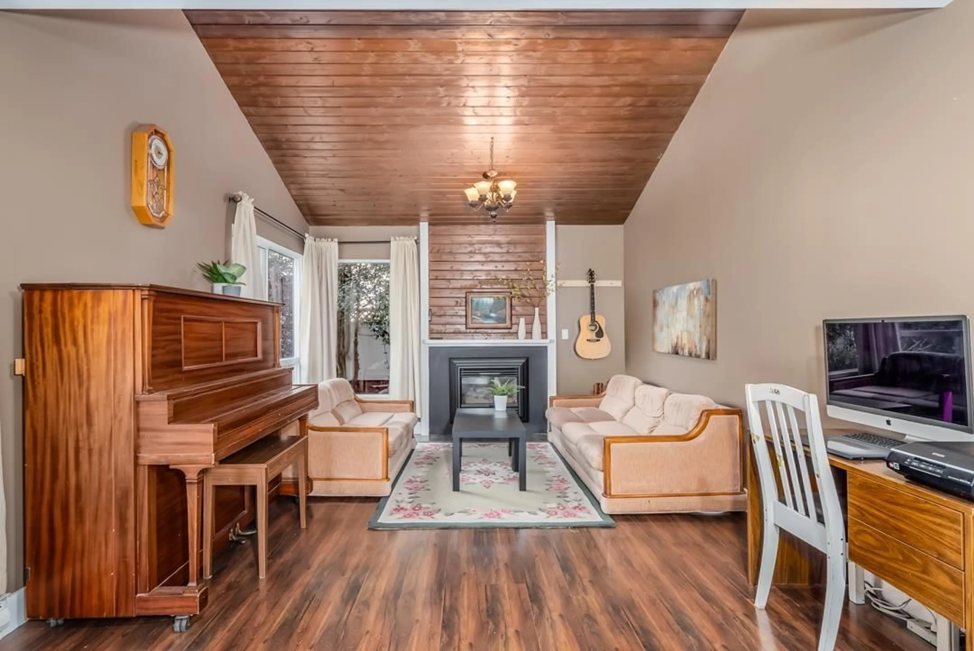 Living room with furniture, wood/laminate floor for 19224 FAIRWAY DRIVE, Surrey British Columbia V3S5M8