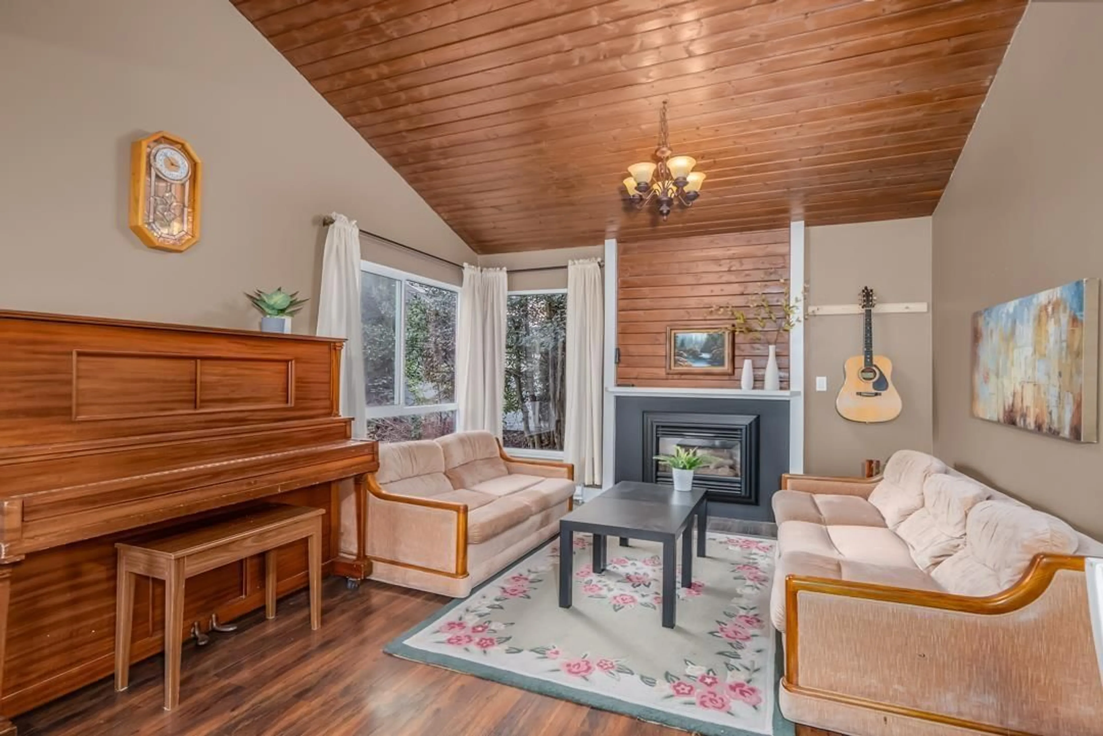 Living room with furniture, wood/laminate floor for 19224 FAIRWAY DRIVE, Surrey British Columbia V3S5M8