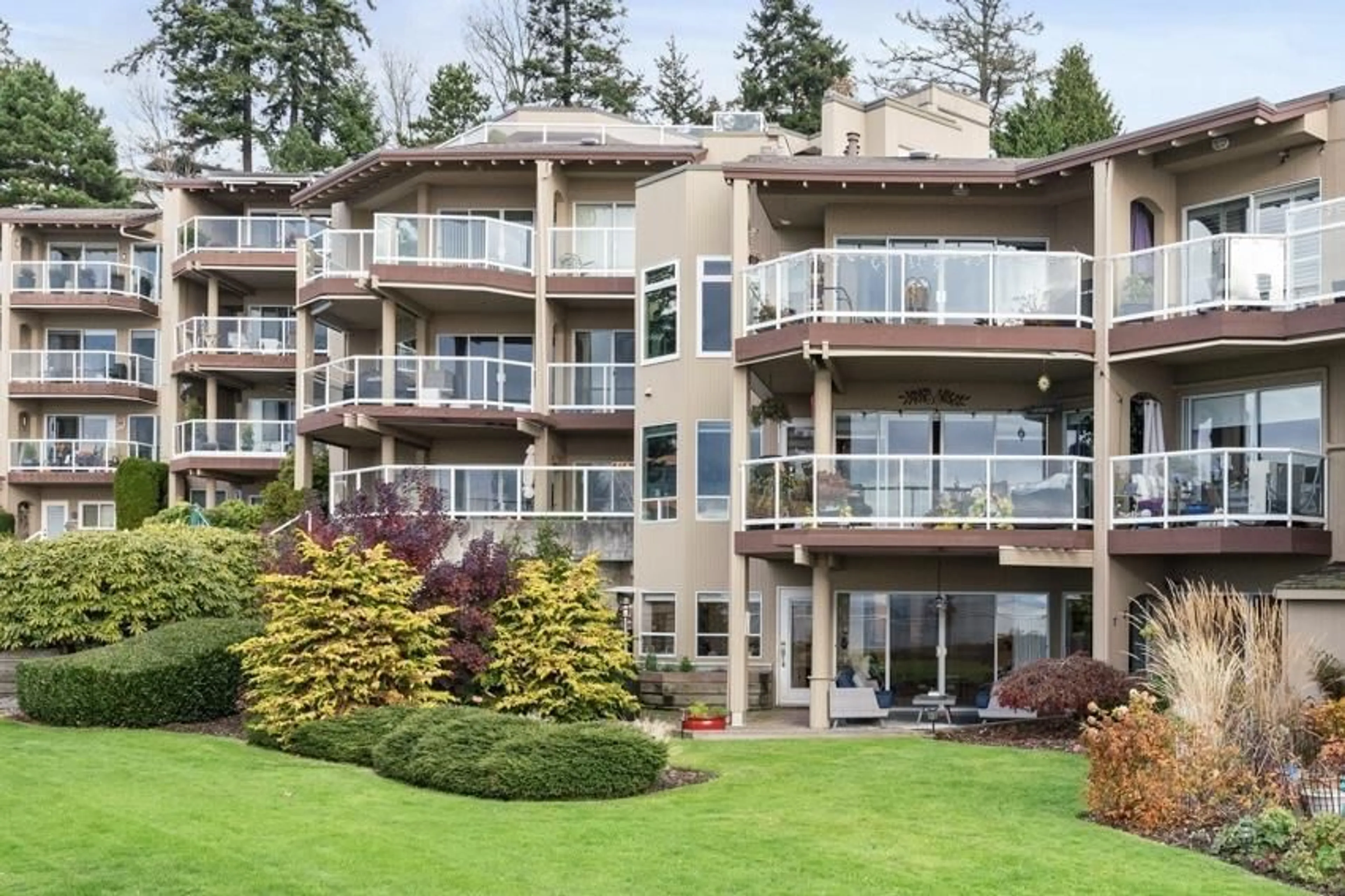 Patio, water/lake/river/ocean view for 104 15025 VICTORIA AVENUE, White Rock British Columbia V4B1G2