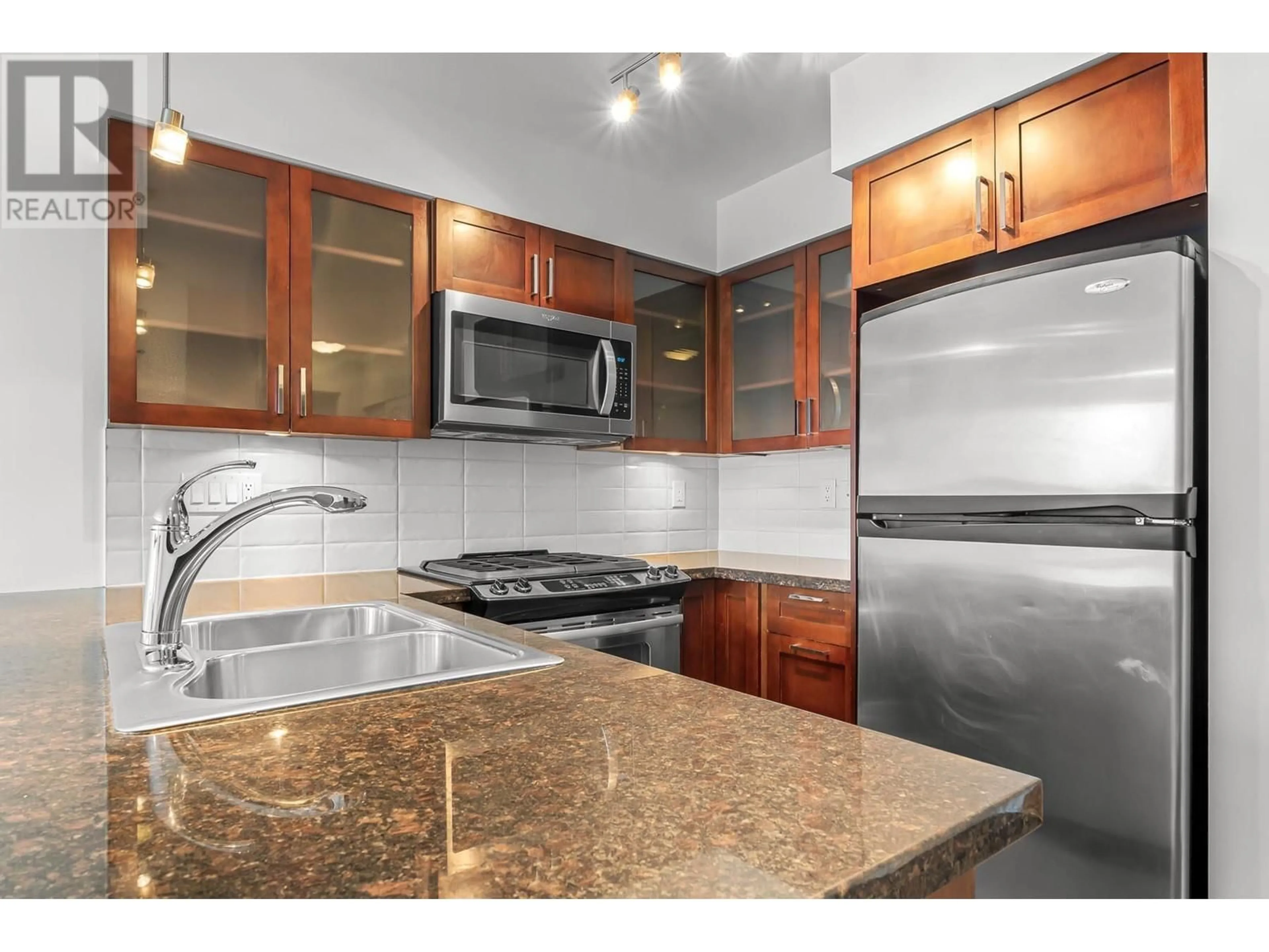 Standard kitchen, unknown for 1806 1 RENAISSANCE SQUARE, New Westminster British Columbia V3M0B6