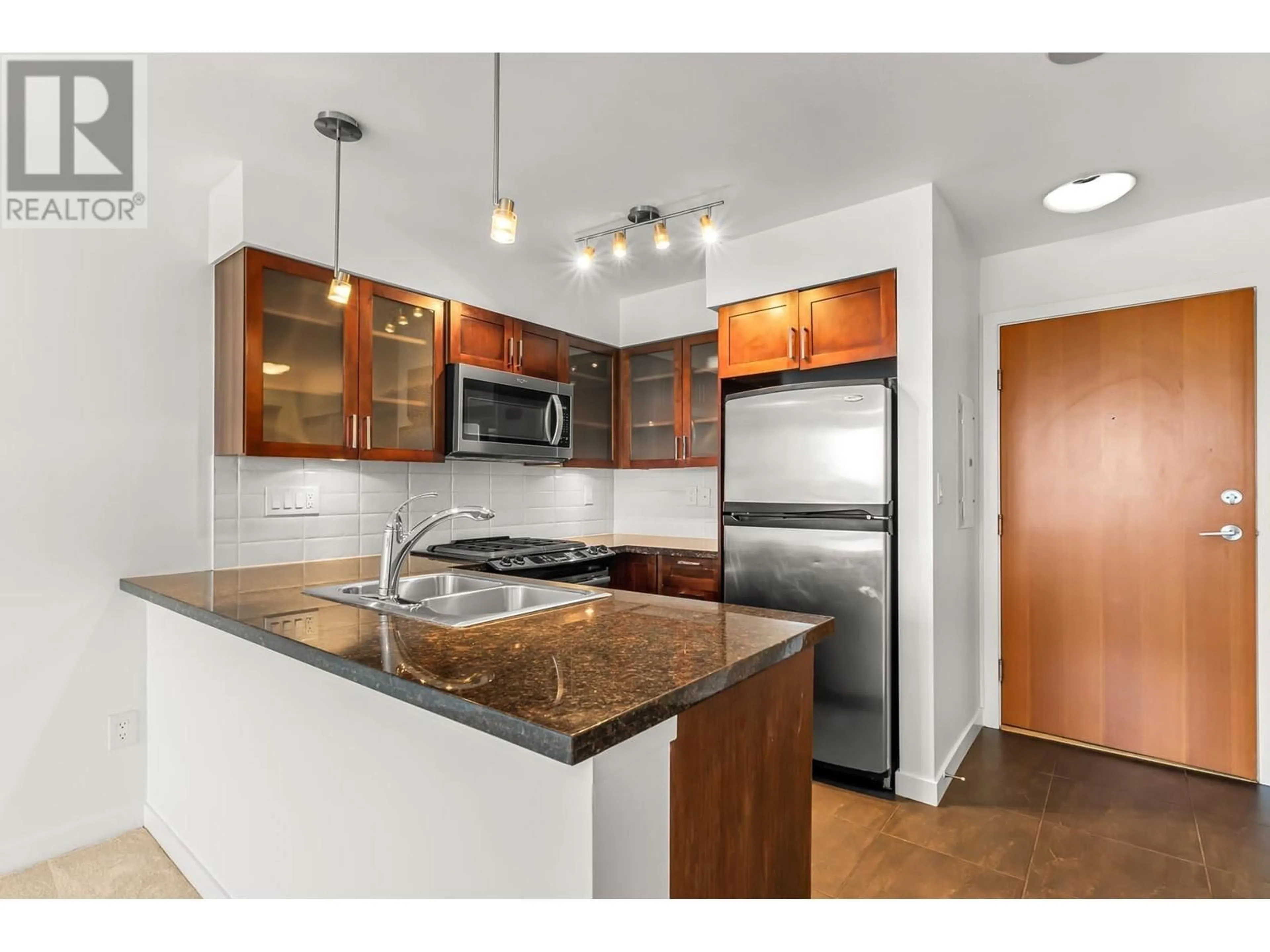 Standard kitchen, unknown for 1806 1 RENAISSANCE SQUARE, New Westminster British Columbia V3M0B6