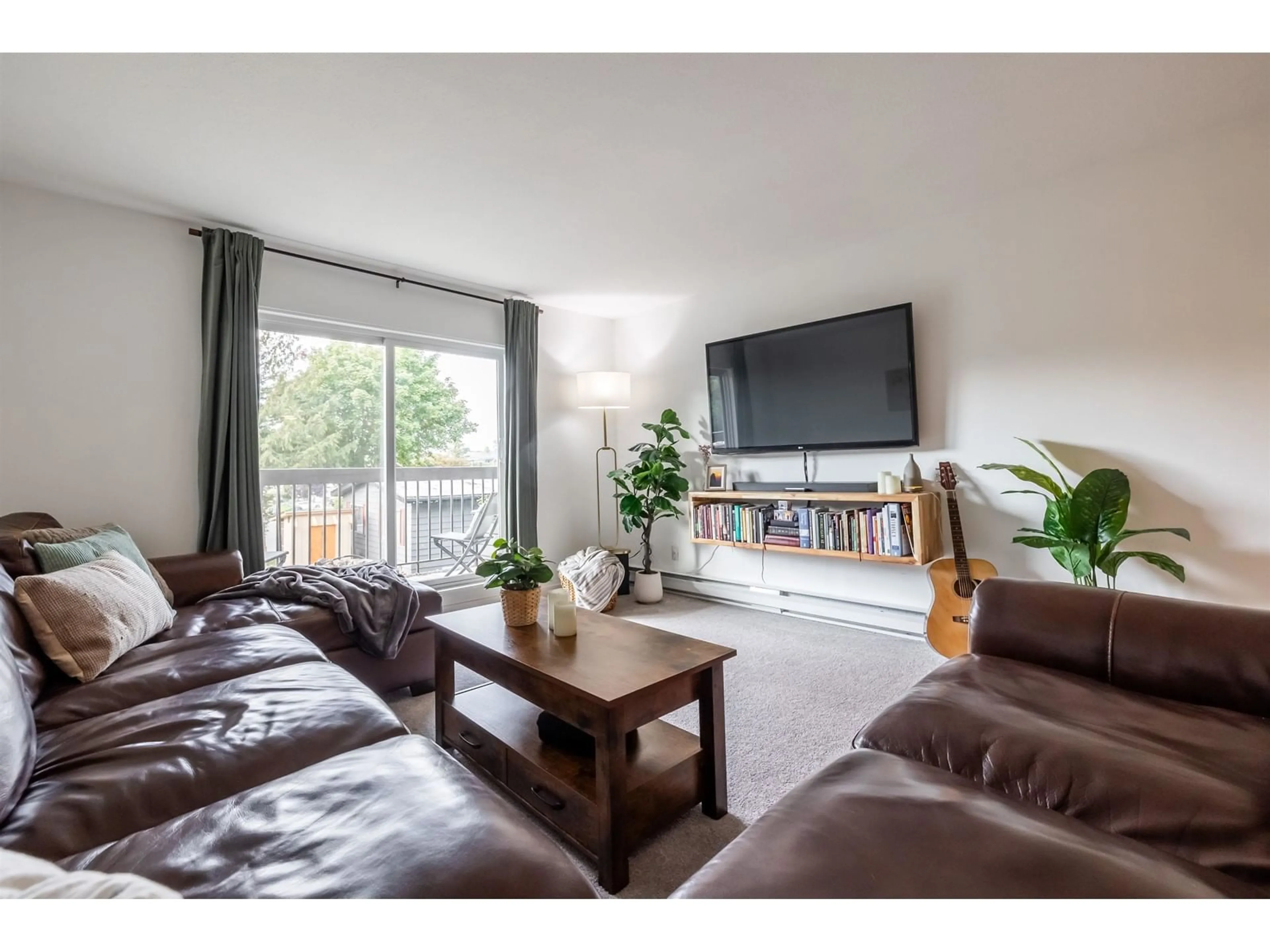 Living room with furniture, wood/laminate floor for 105 33870 FERN STREET, Abbotsford British Columbia V2S6C3