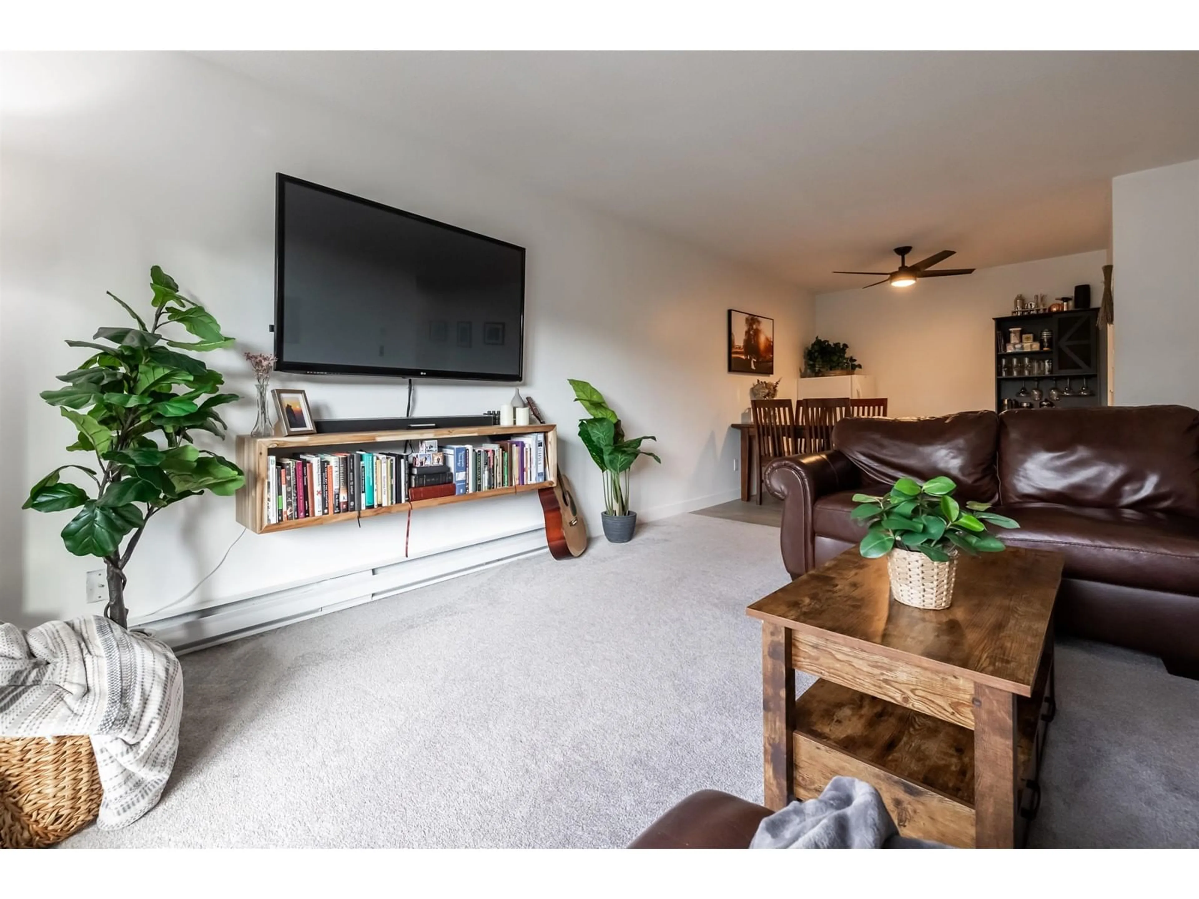 Living room with furniture, unknown for 105 33870 FERN STREET, Abbotsford British Columbia V2S6C3