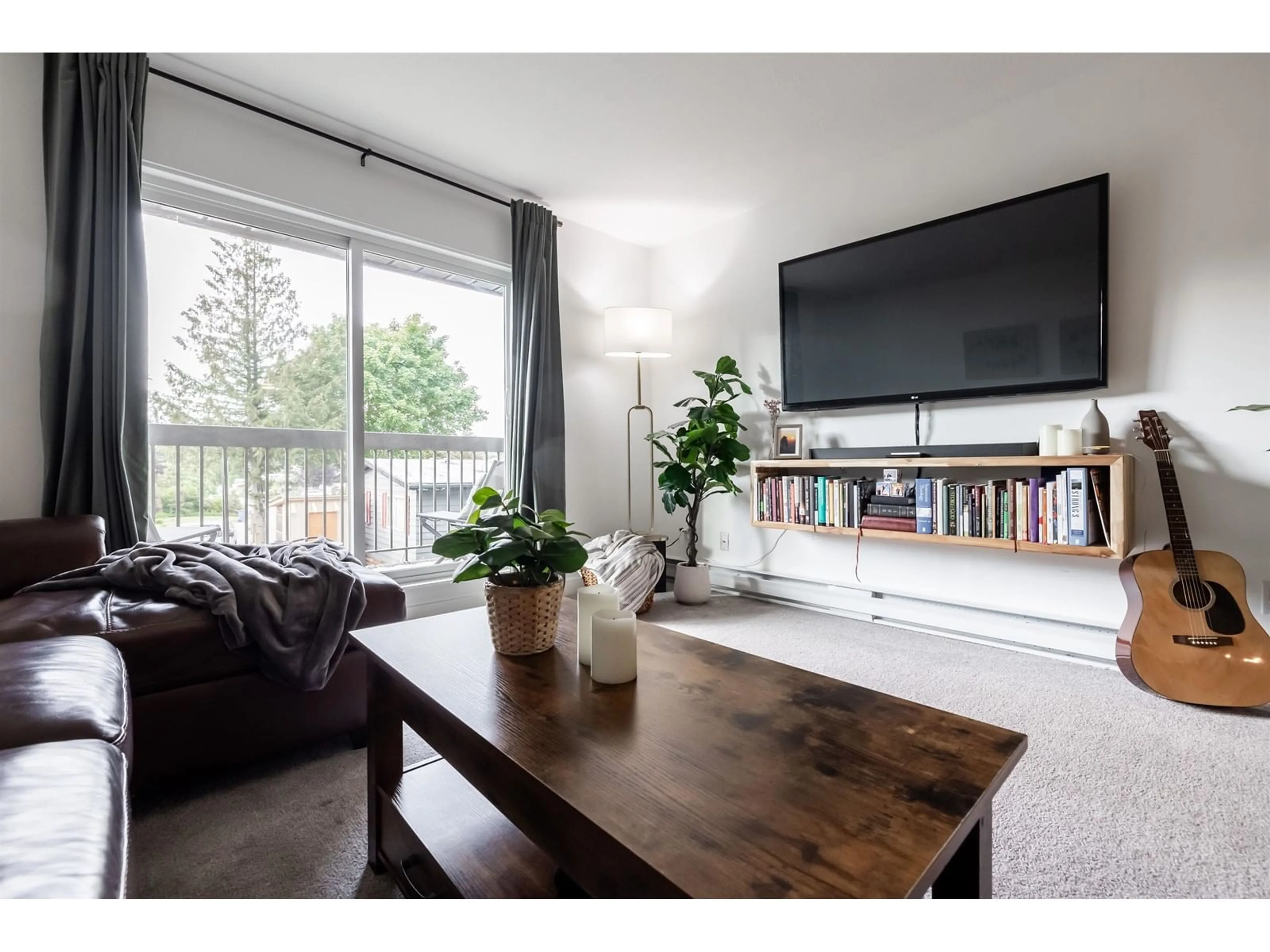 Living room with furniture, wood/laminate floor for 105 33870 FERN STREET, Abbotsford British Columbia V2S6C3