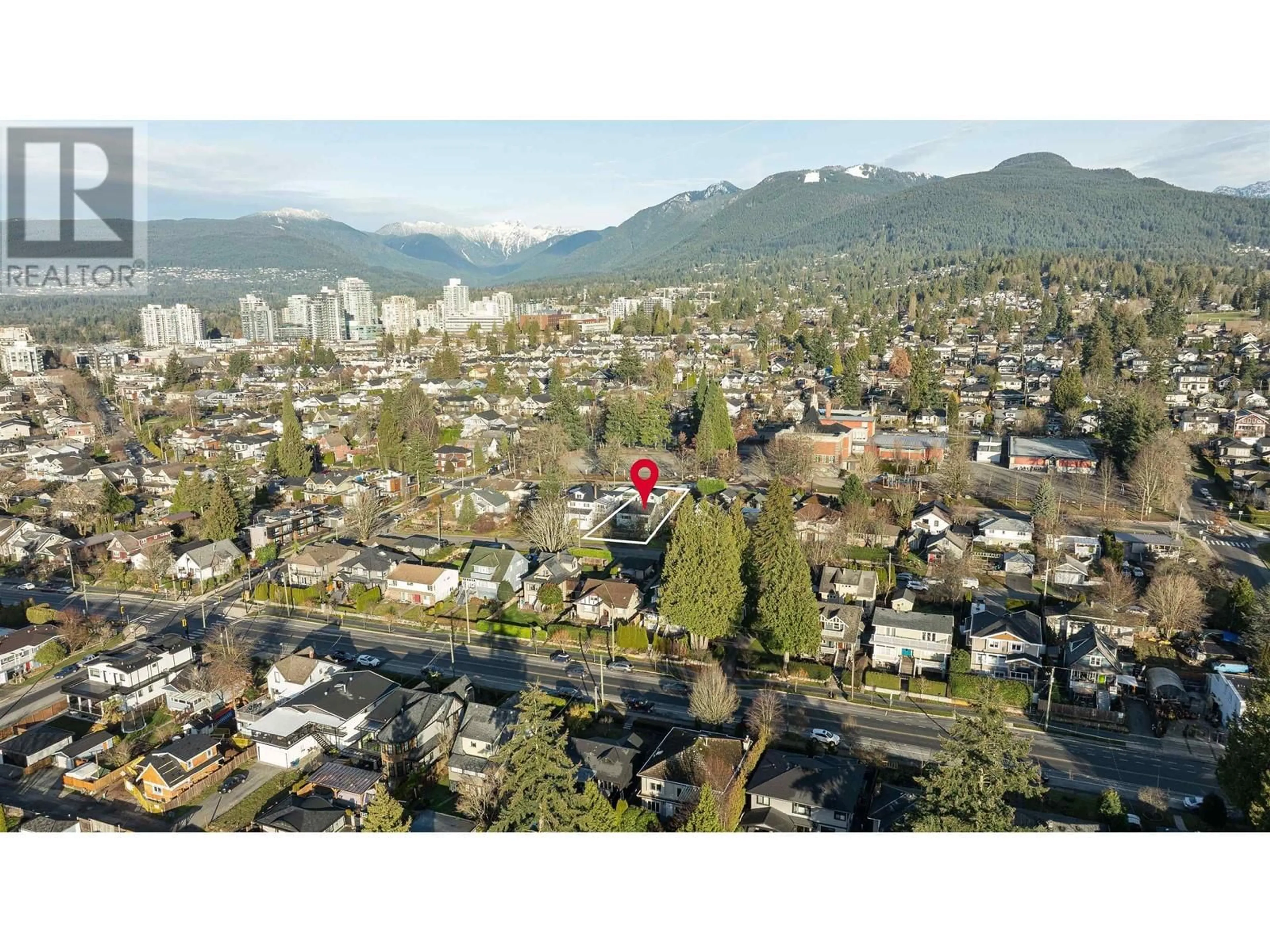 A pic from outside/outdoor area/front of a property/back of a property/a pic from drone, mountain view for 420 LYON PLACE, North Vancouver British Columbia V7L1Y5