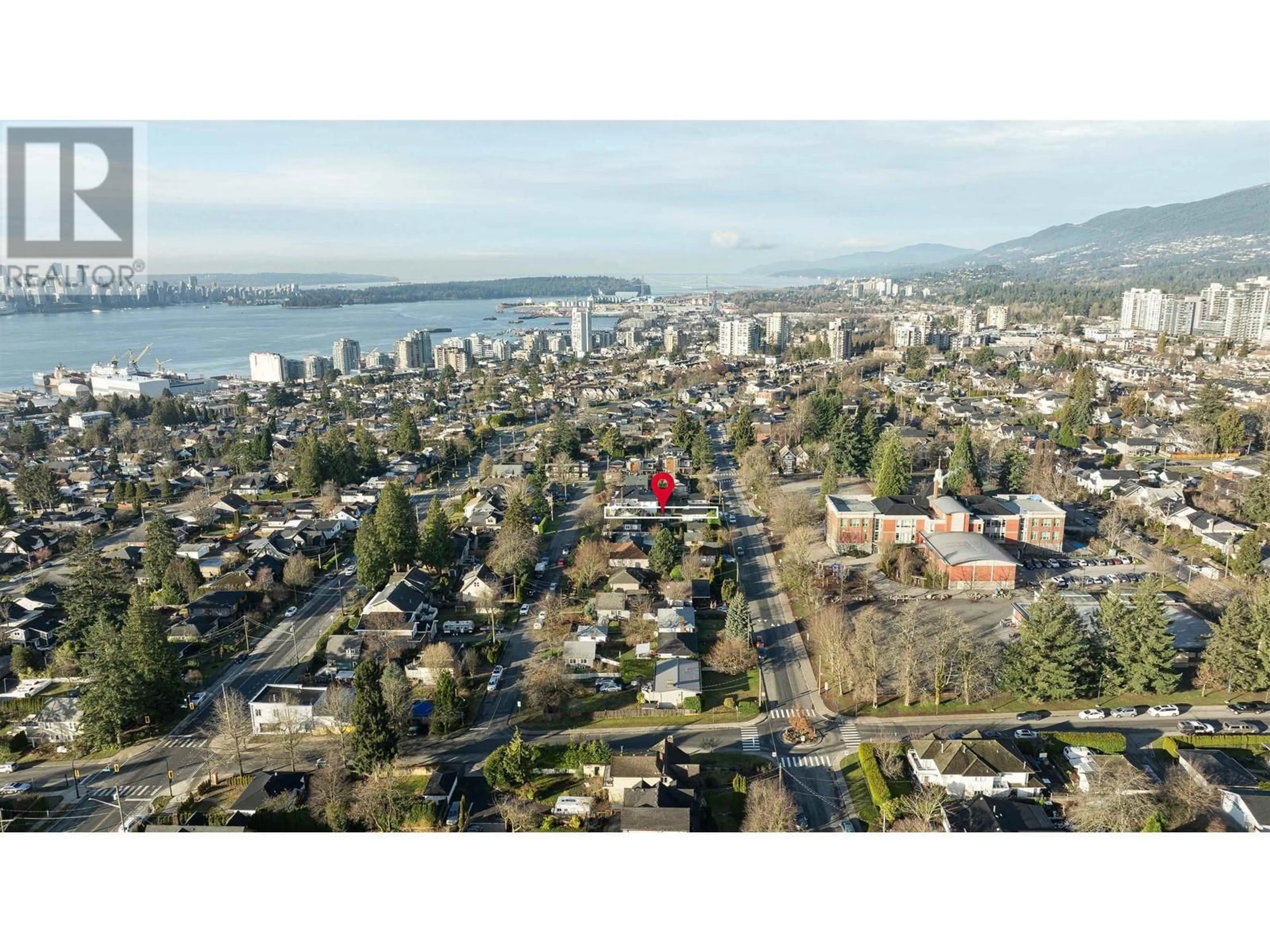 A pic from outside/outdoor area/front of a property/back of a property/a pic from drone, mountain view for 420 LYON PLACE, North Vancouver British Columbia V7L1Y5