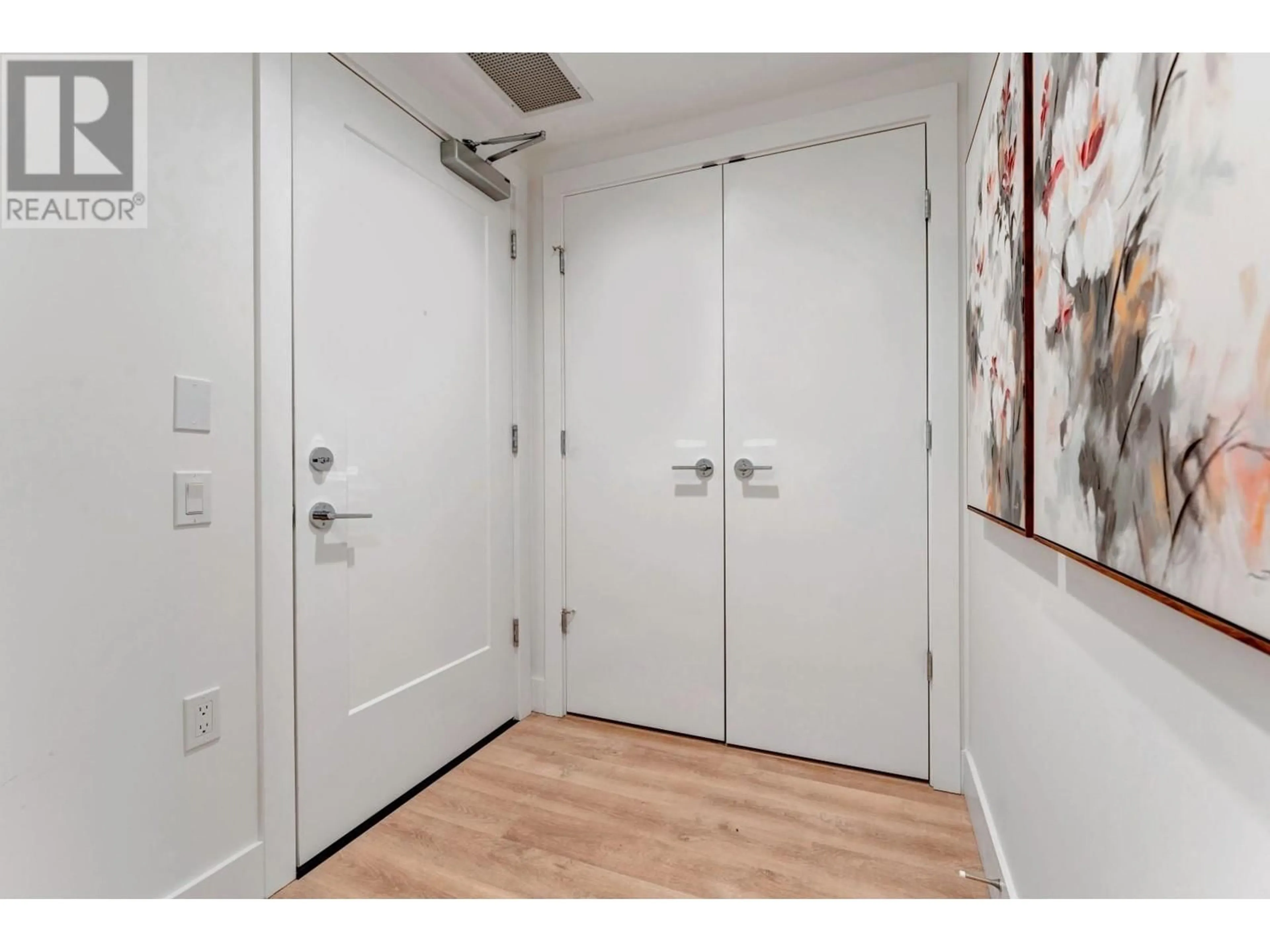Indoor entryway for 105 - 2325 EMERY COURT, North Vancouver British Columbia V7J0E8