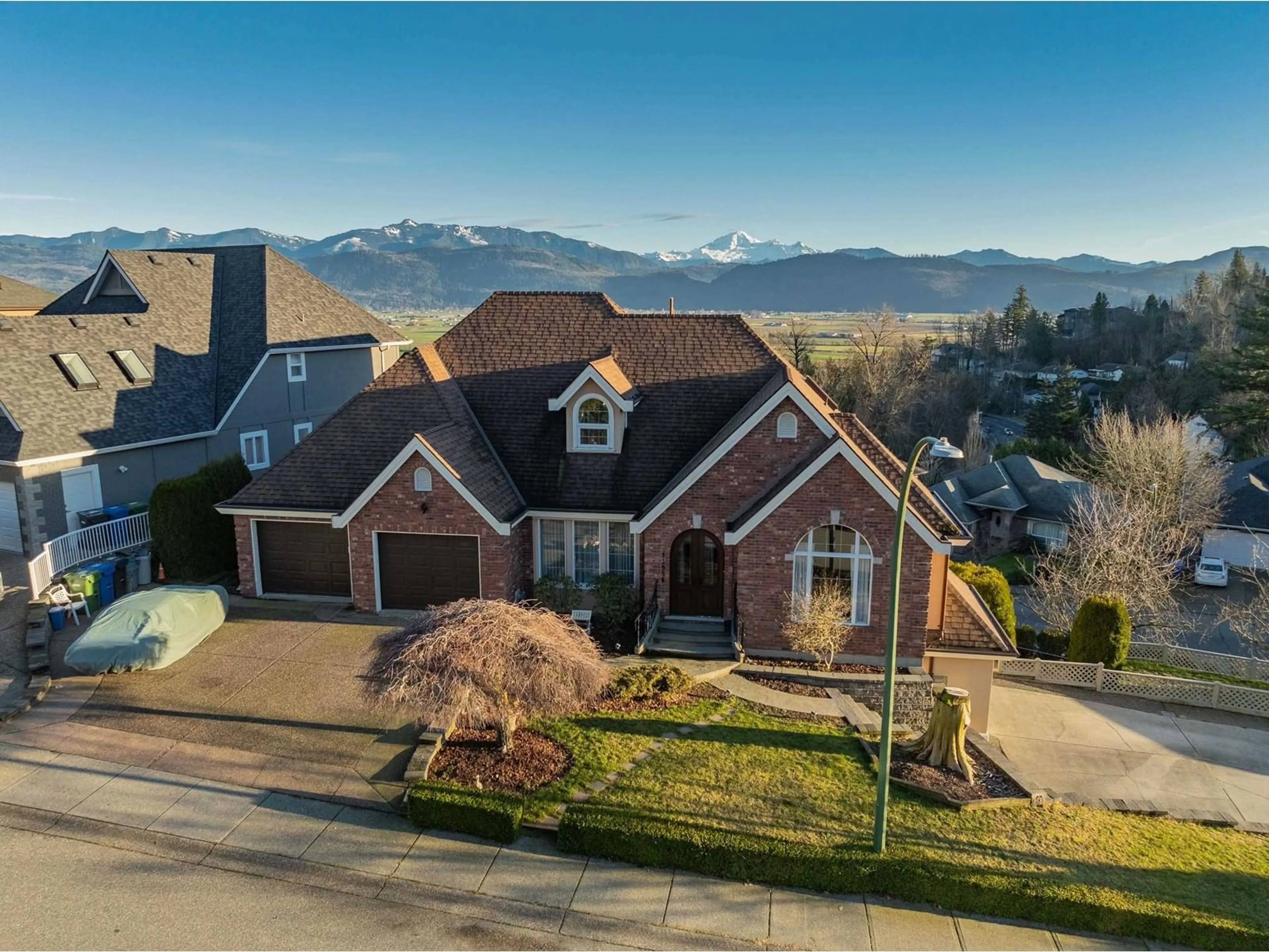 A pic from outside/outdoor area/front of a property/back of a property/a pic from drone, mountain view for 35958 STONERIDGE PLACE, Abbotsford British Columbia V3G1L9