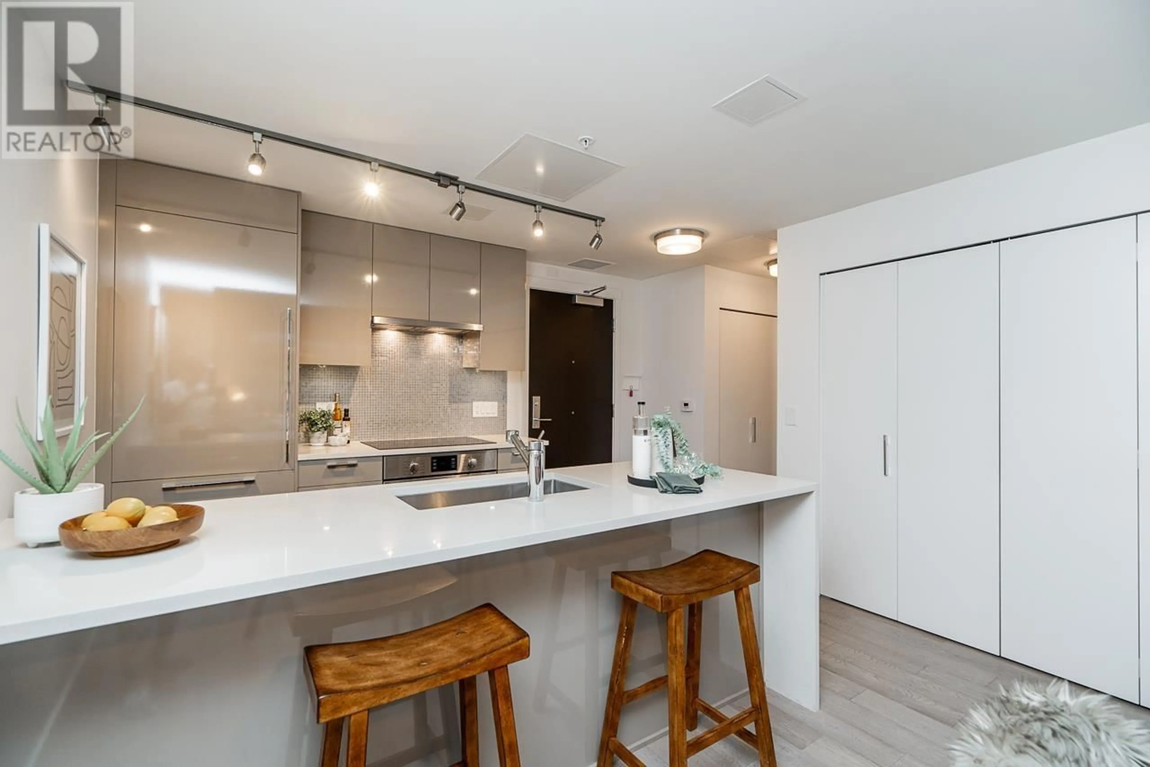 Contemporary kitchen, unknown for 202 4171 CAMBIE STREET, Vancouver British Columbia V5Z2Y2