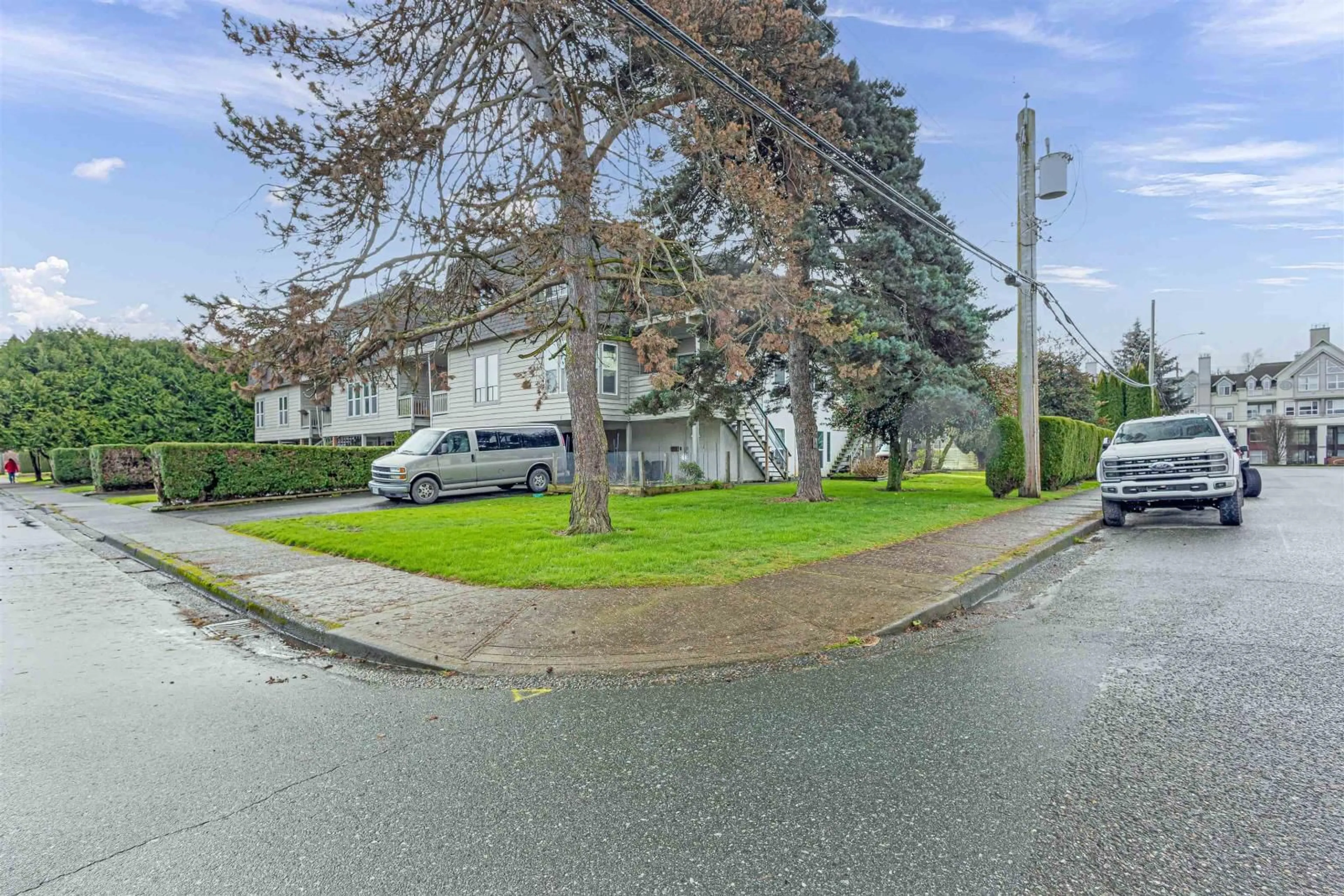 A pic from outside/outdoor area/front of a property/back of a property/a pic from drone, street for 11 45720 VICTORIA AVENUE|Chilliwack Prop, Chilliwack British Columbia V2P2T5