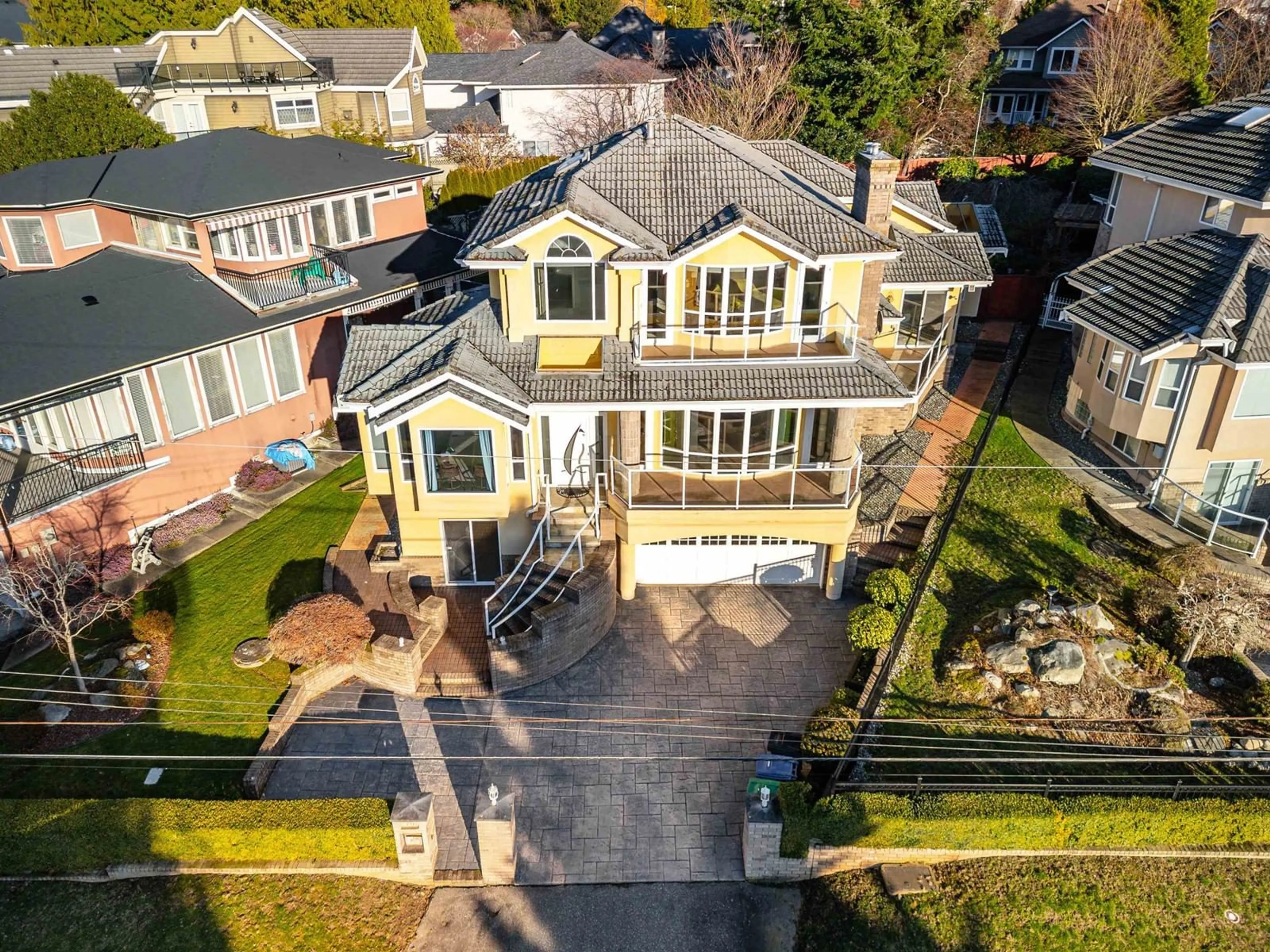 A pic from outside/outdoor area/front of a property/back of a property/a pic from drone, street for 1768 OCEAN PARK ROAD, Surrey British Columbia V4A3L9