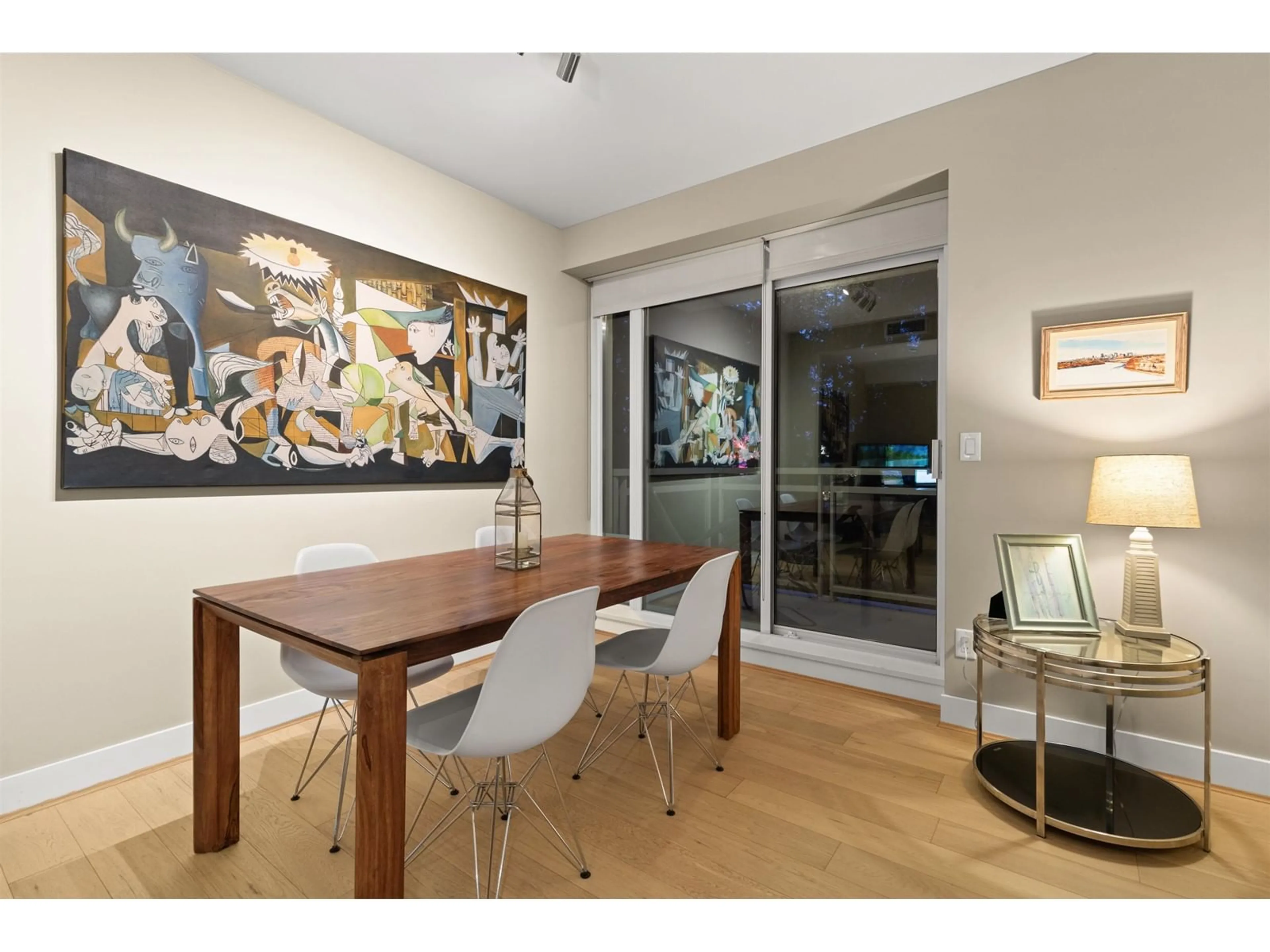 Dining room, wood/laminate floor for 403 15152 RUSSELL AVENUE, White Rock British Columbia V4B0A3