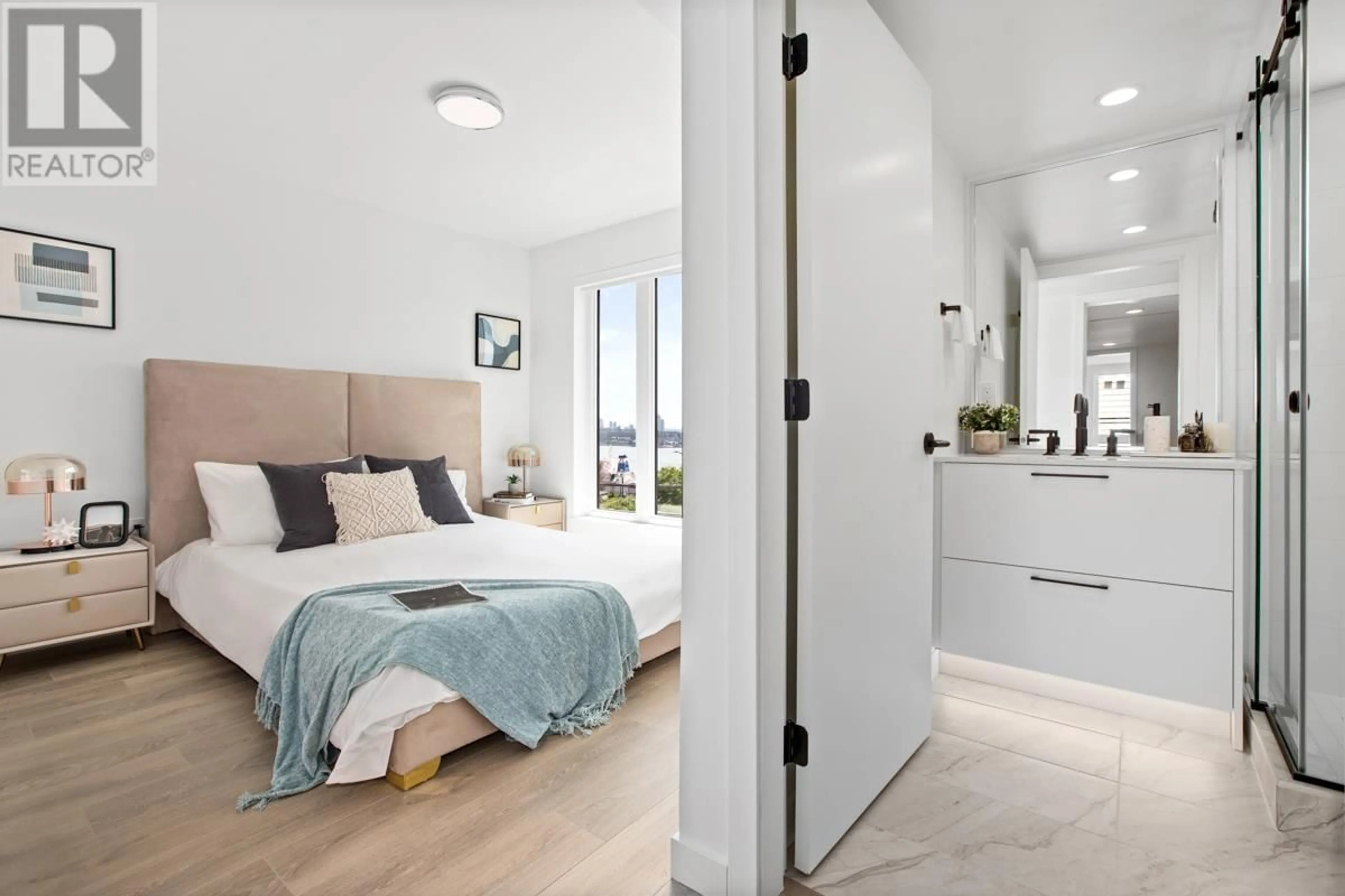 Bedroom with bed, unknown for 353 - 555 2ND STREET, North Vancouver British Columbia V7L1E1