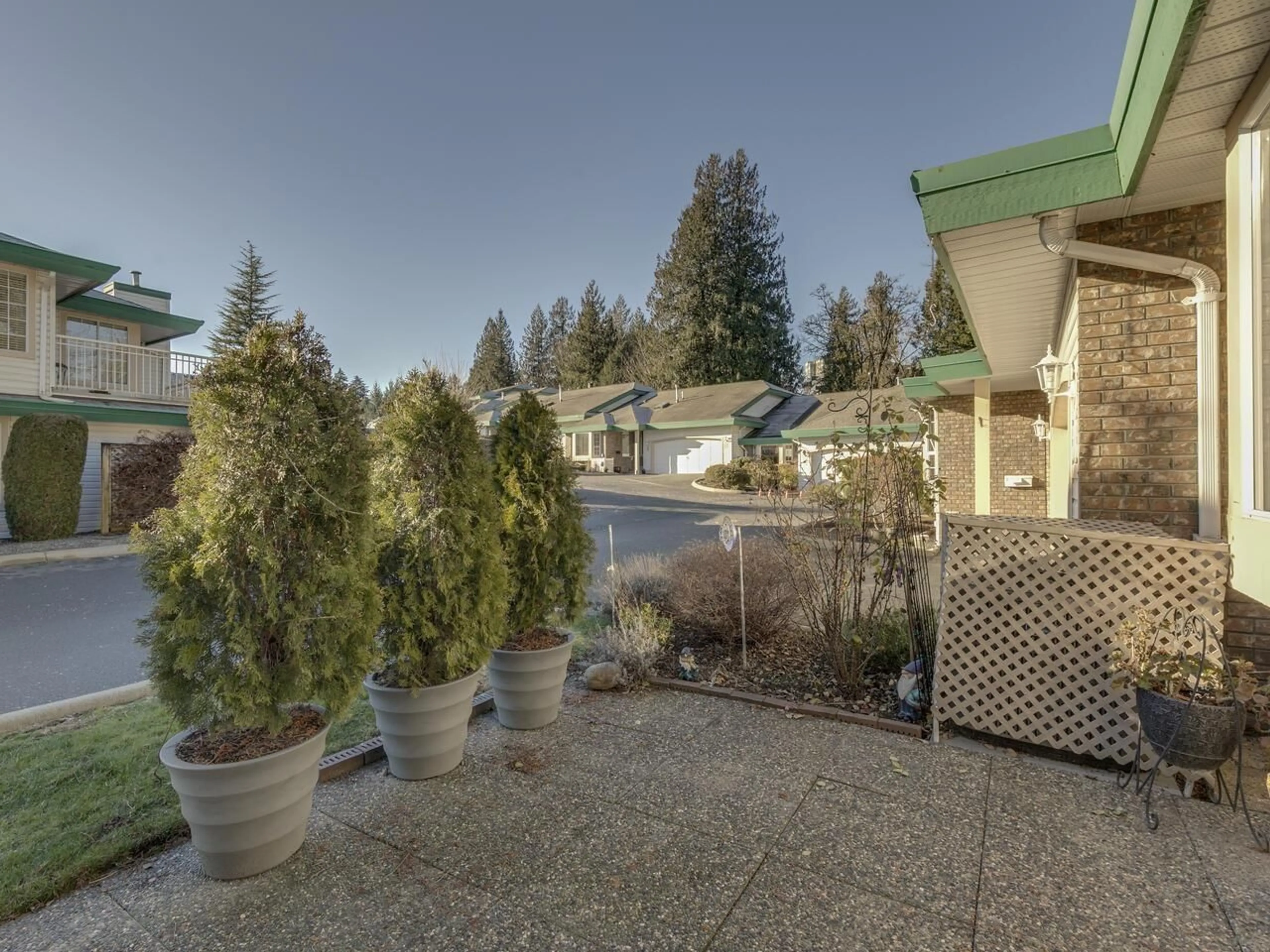 A pic from outside/outdoor area/front of a property/back of a property/a pic from drone, unknown for 27 3115 TRAFALGAR STREET, Abbotsford British Columbia V2S4N3