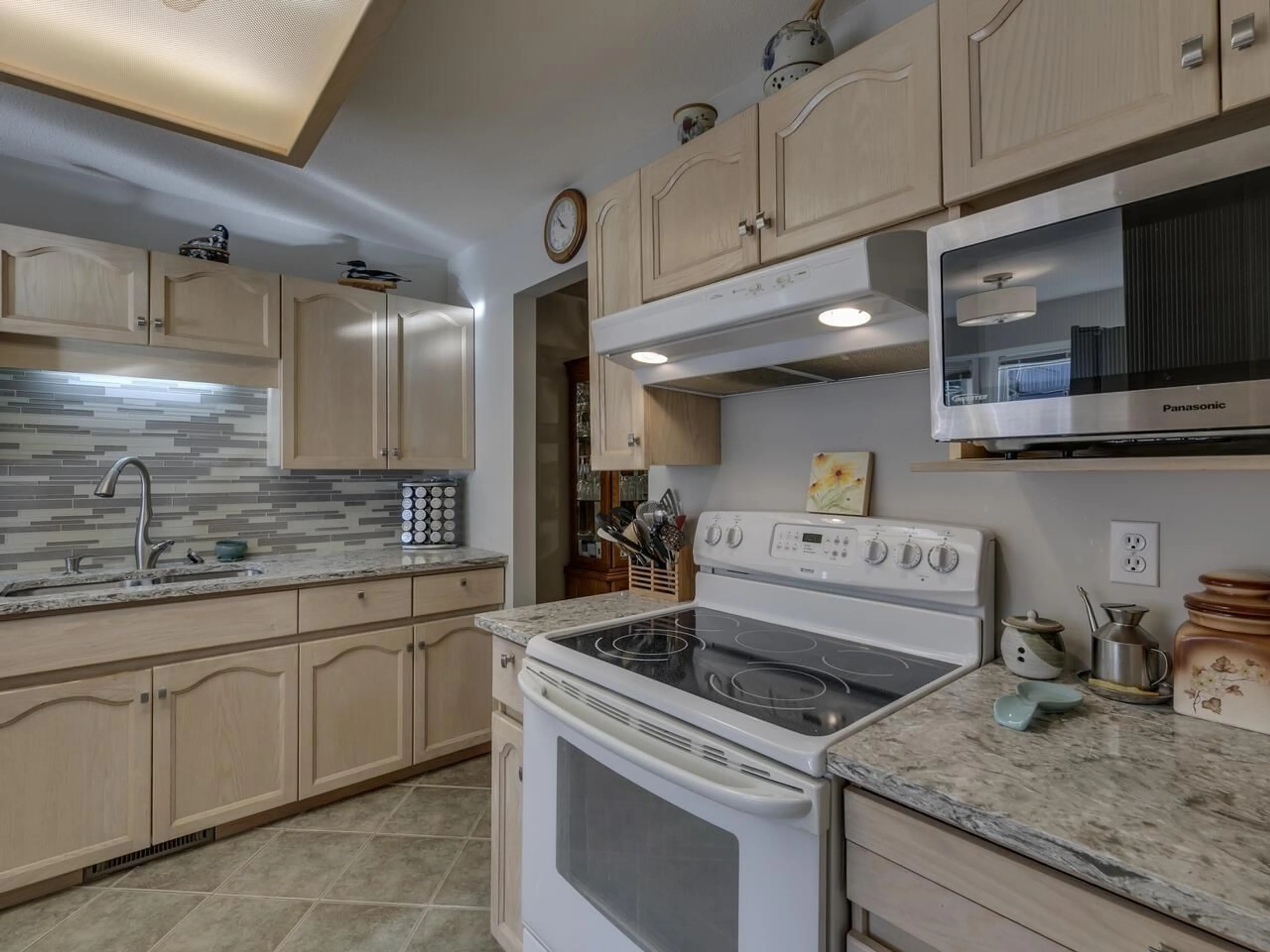 Open concept kitchen, ceramic/tile floor for 27 3115 TRAFALGAR STREET, Abbotsford British Columbia V2S4N3