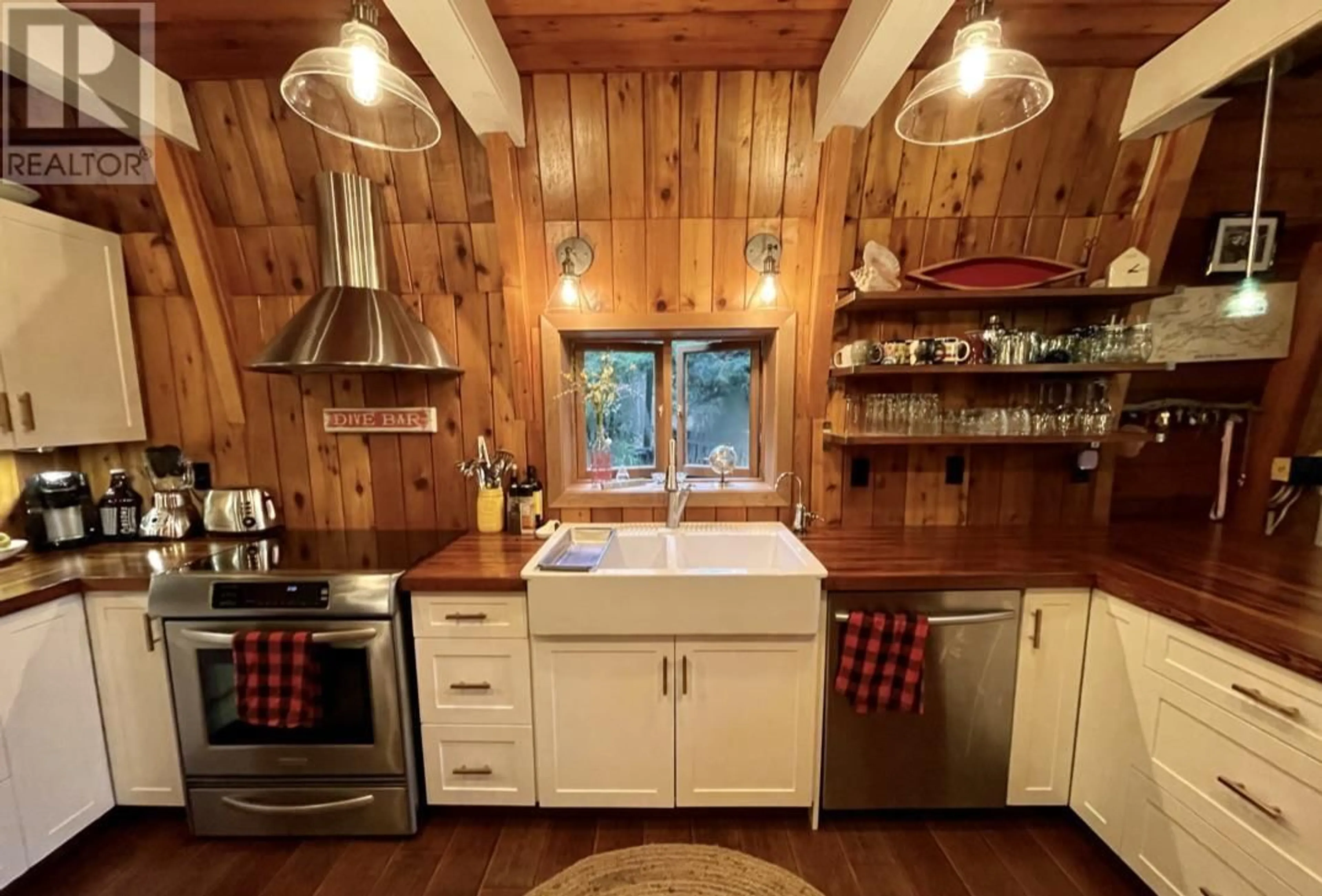 Rustic kitchen, wood/laminate floor for 400 OAK AVENUE, Keats Island British Columbia V0N1V0