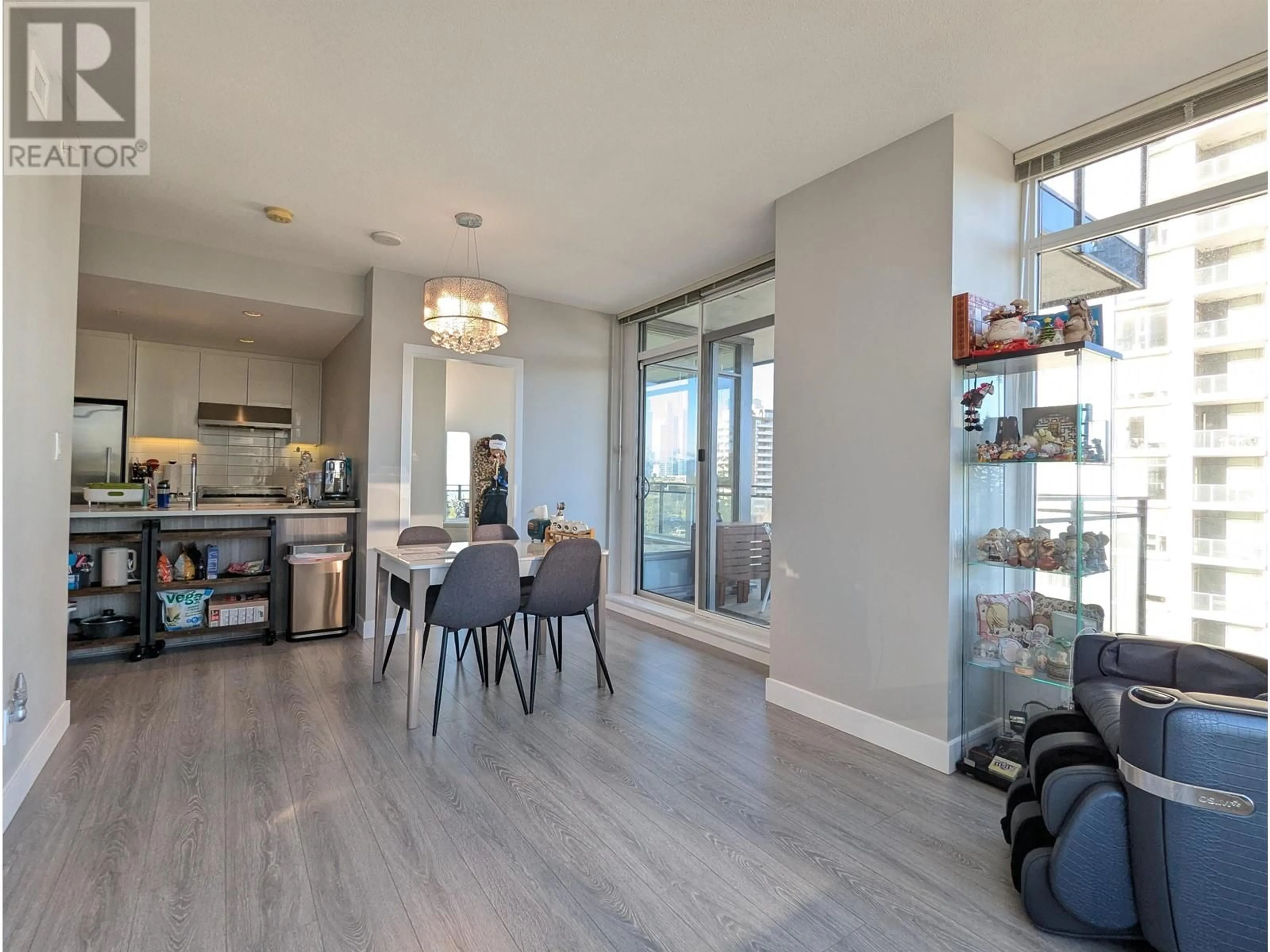 Open concept kitchen, unknown for 806 4900 LENNOX LANE, Burnaby British Columbia V5H0G9