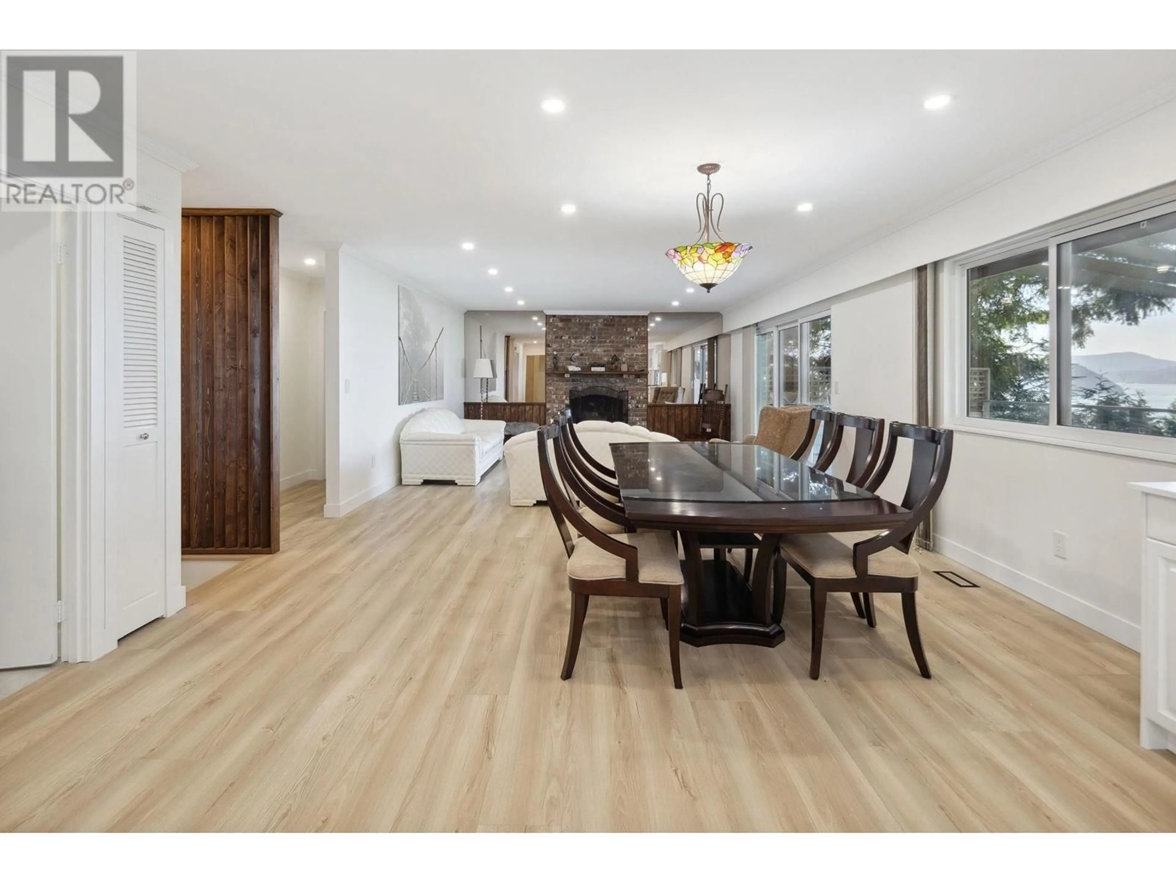 Dining room, wood/laminate floor for 330 BAYVIEW ROAD, Lions Bay British Columbia V0N2E0