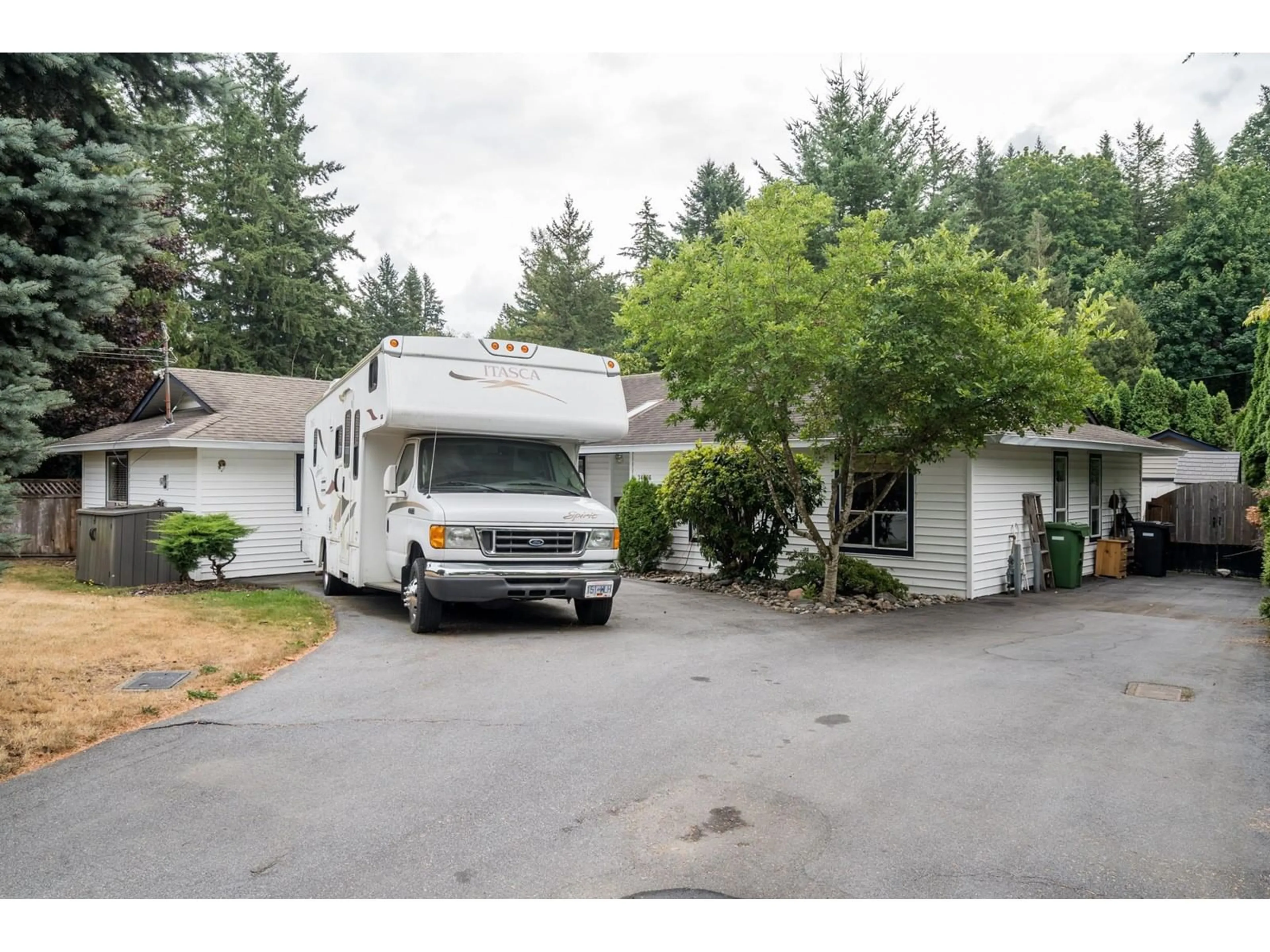 Home with vinyl exterior material, street for 34696 LABURNUM AVENUE, Abbotsford British Columbia V2S5J2