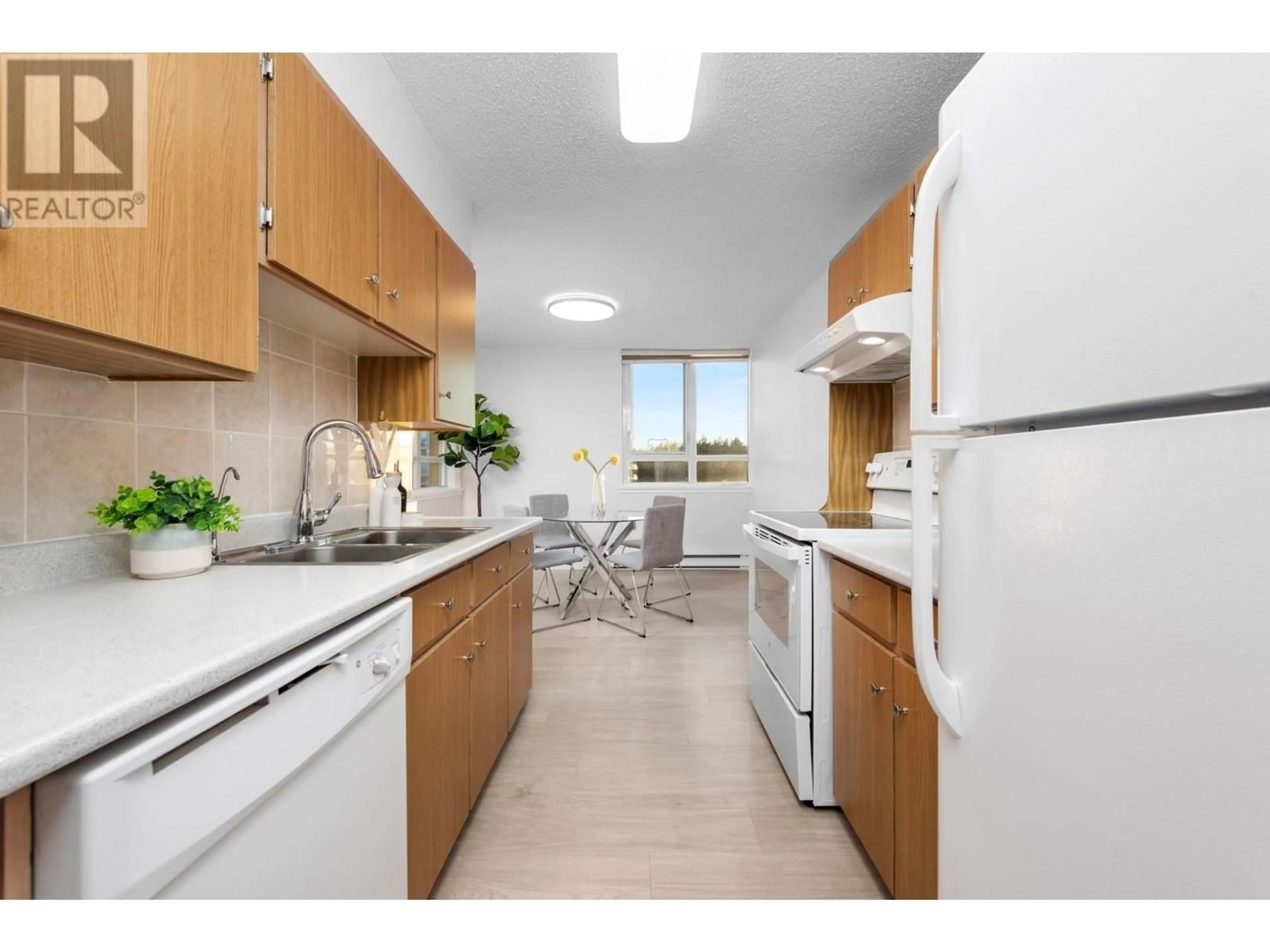 Standard kitchen, unknown for 1506 5645 BARKER AVENUE, Burnaby British Columbia V5H3Z5